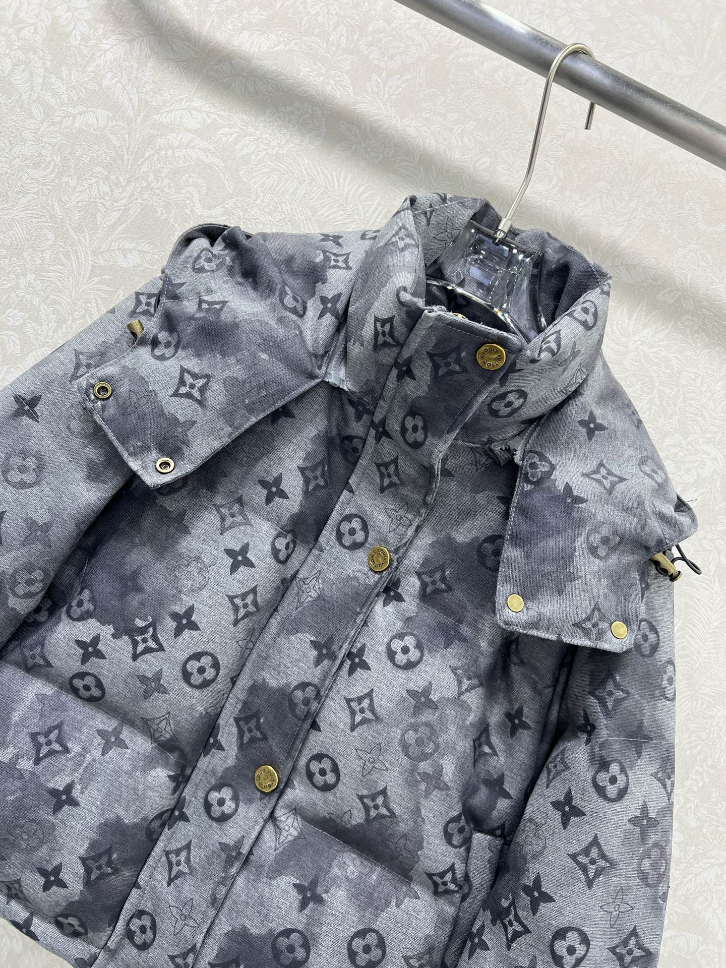 新出晕染灰色🔥🔥Louis Vuitt*n25新款羽绒服 90白鸭绒暗纹提花面料 可拆卸连帽设计 整件老