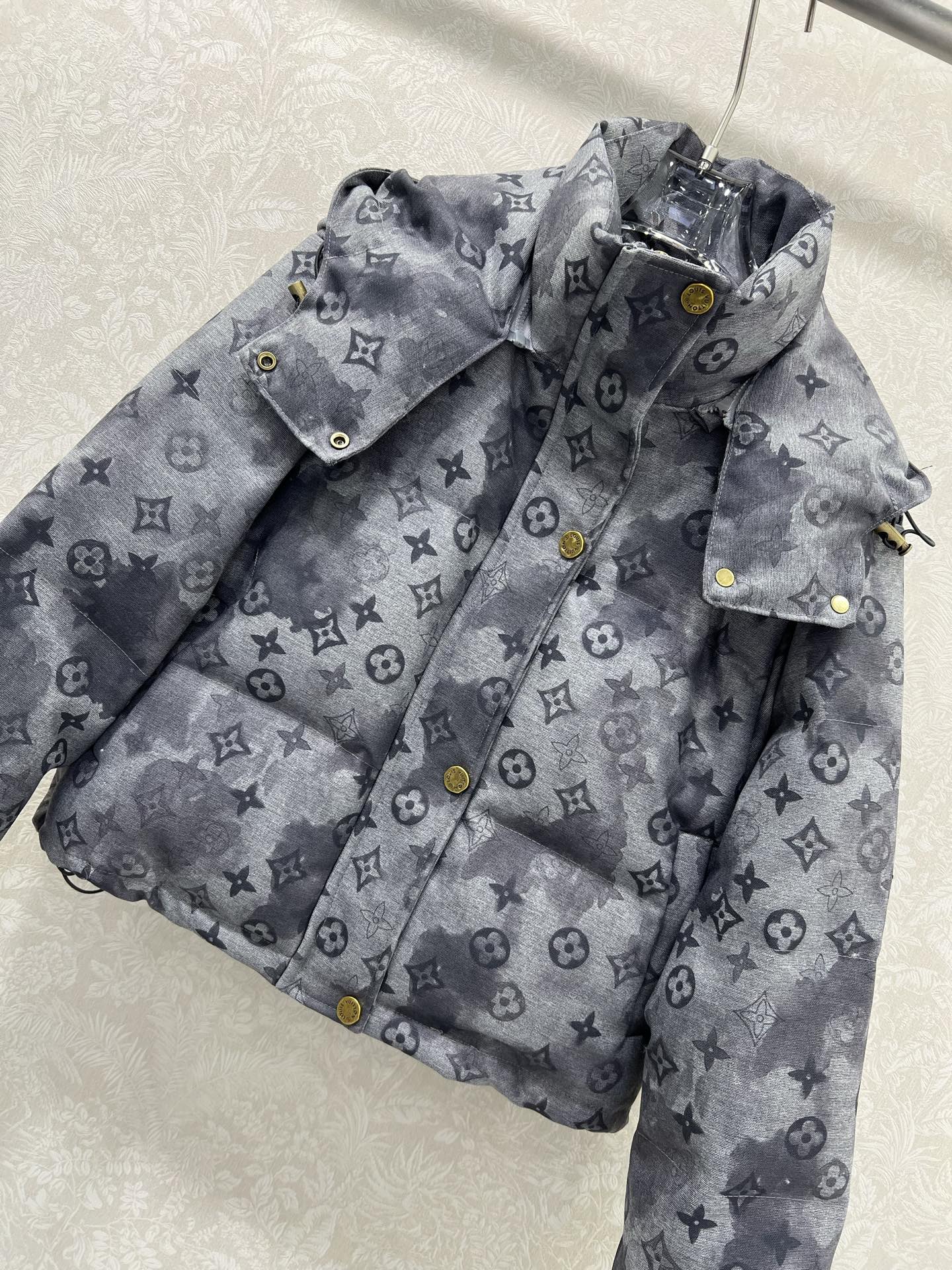 新出晕染灰色🔥🔥Louis Vuitt*n25新款羽绒服 90白鸭绒暗纹提花面料 可拆卸连帽设计 整件老