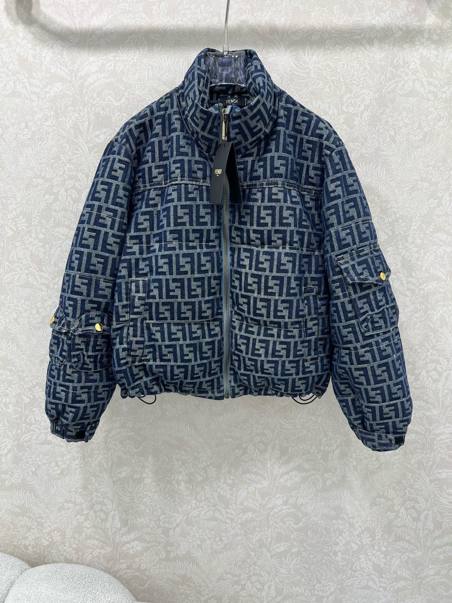 🔥🔥FEND*25秋冬新款羽绒服 90白鸭绒 双F提花牛仔连帽羽绒 打造视觉层次感 袖子口袋设计 穿出利