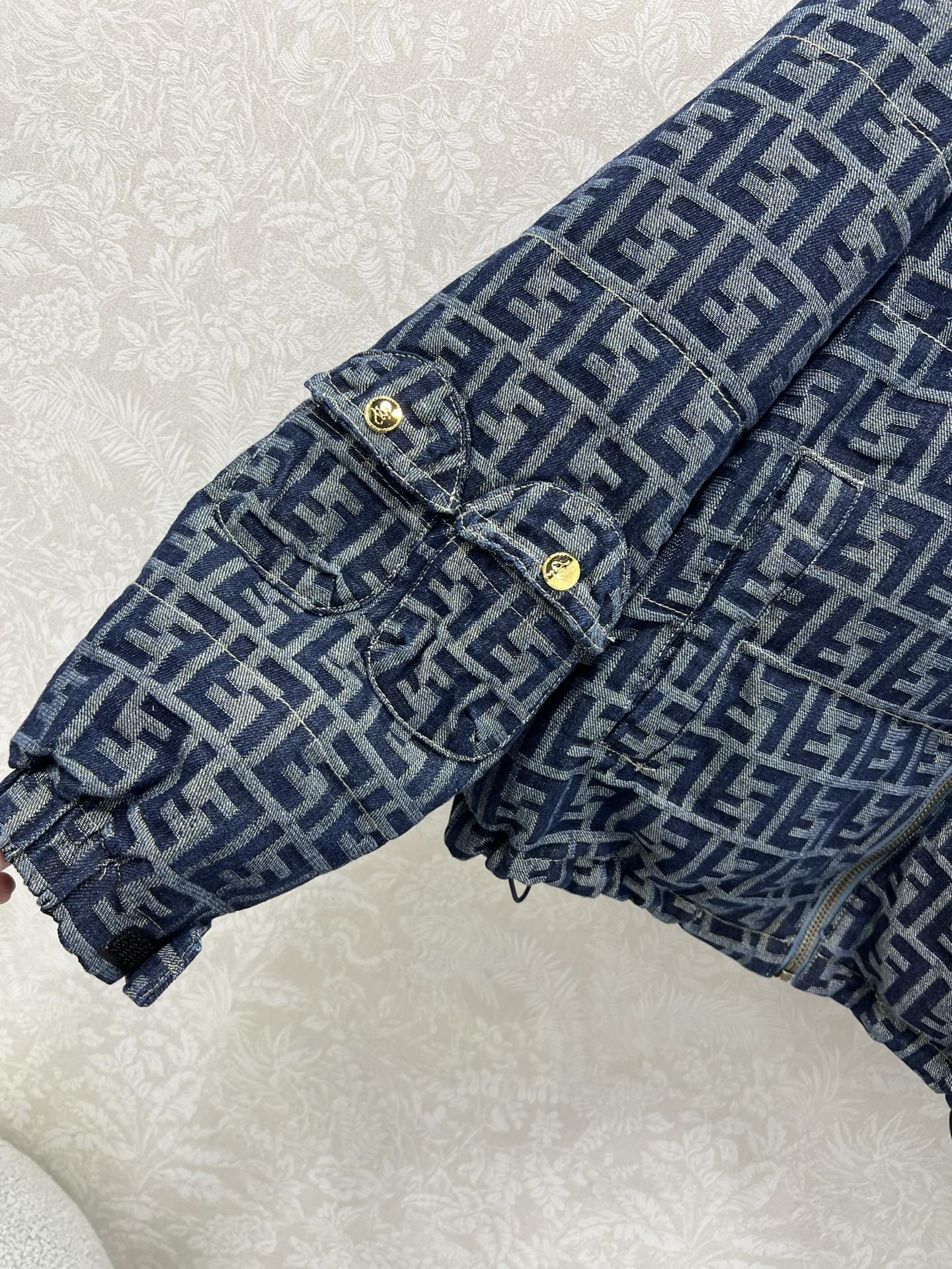 🔥🔥FEND*25秋冬新款羽绒服 90白鸭绒 双F提花牛仔连帽羽绒 打造视觉层次感 袖子口袋设计 穿出利