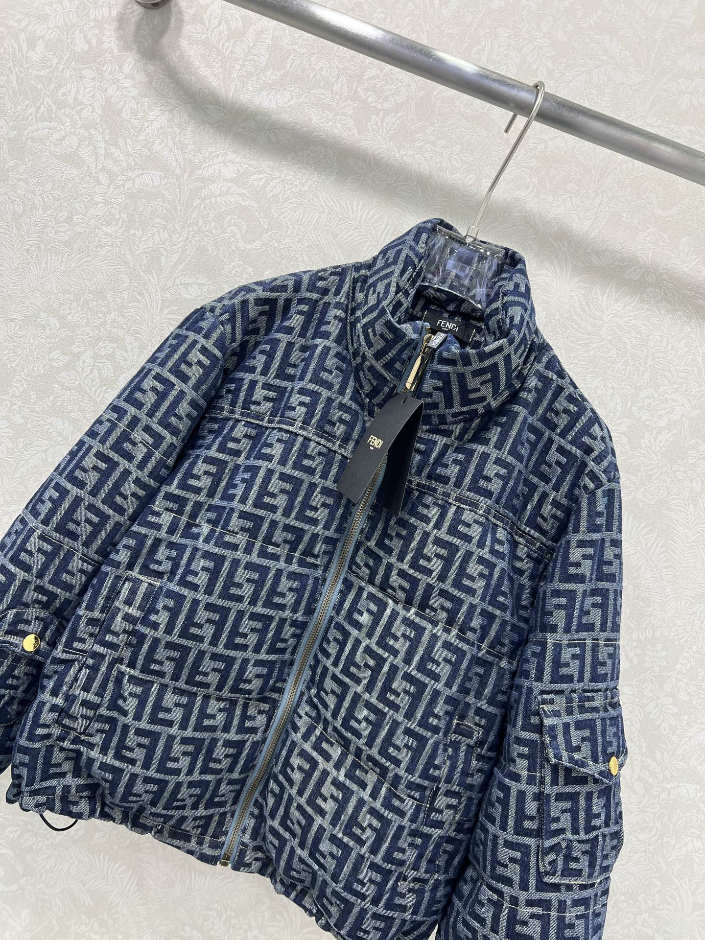 🔥🔥FEND*25秋冬新款羽绒服 90白鸭绒 双F提花牛仔连帽羽绒 打造视觉层次感 袖子口袋设计 穿出利