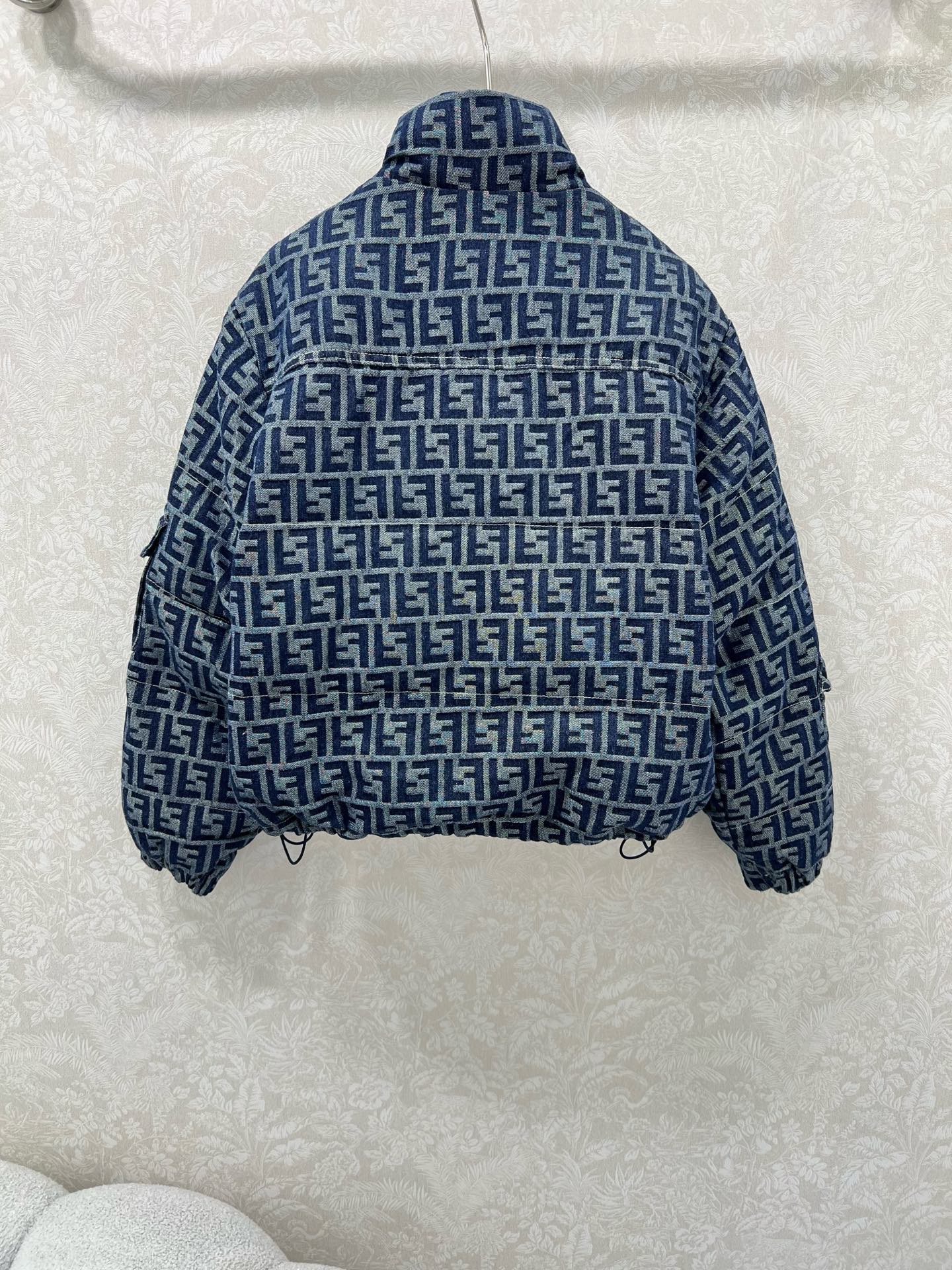 🔥🔥FEND*25秋冬新款羽绒服 90白鸭绒 双F提花牛仔连帽羽绒 打造视觉层次感 袖子口袋设计 穿出利