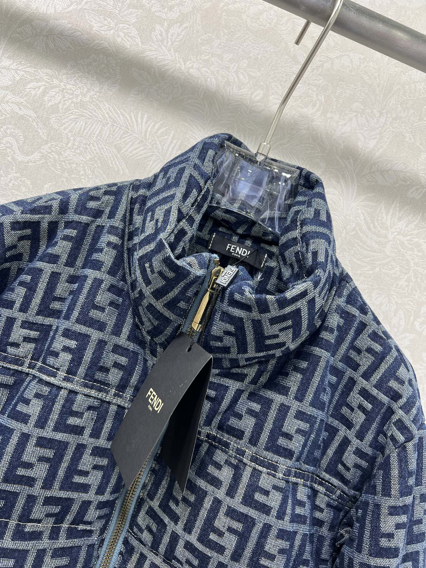 🔥🔥FEND*25秋冬新款羽绒服 90白鸭绒 双F提花牛仔连帽羽绒 打造视觉层次感 袖子口袋设计 穿出利