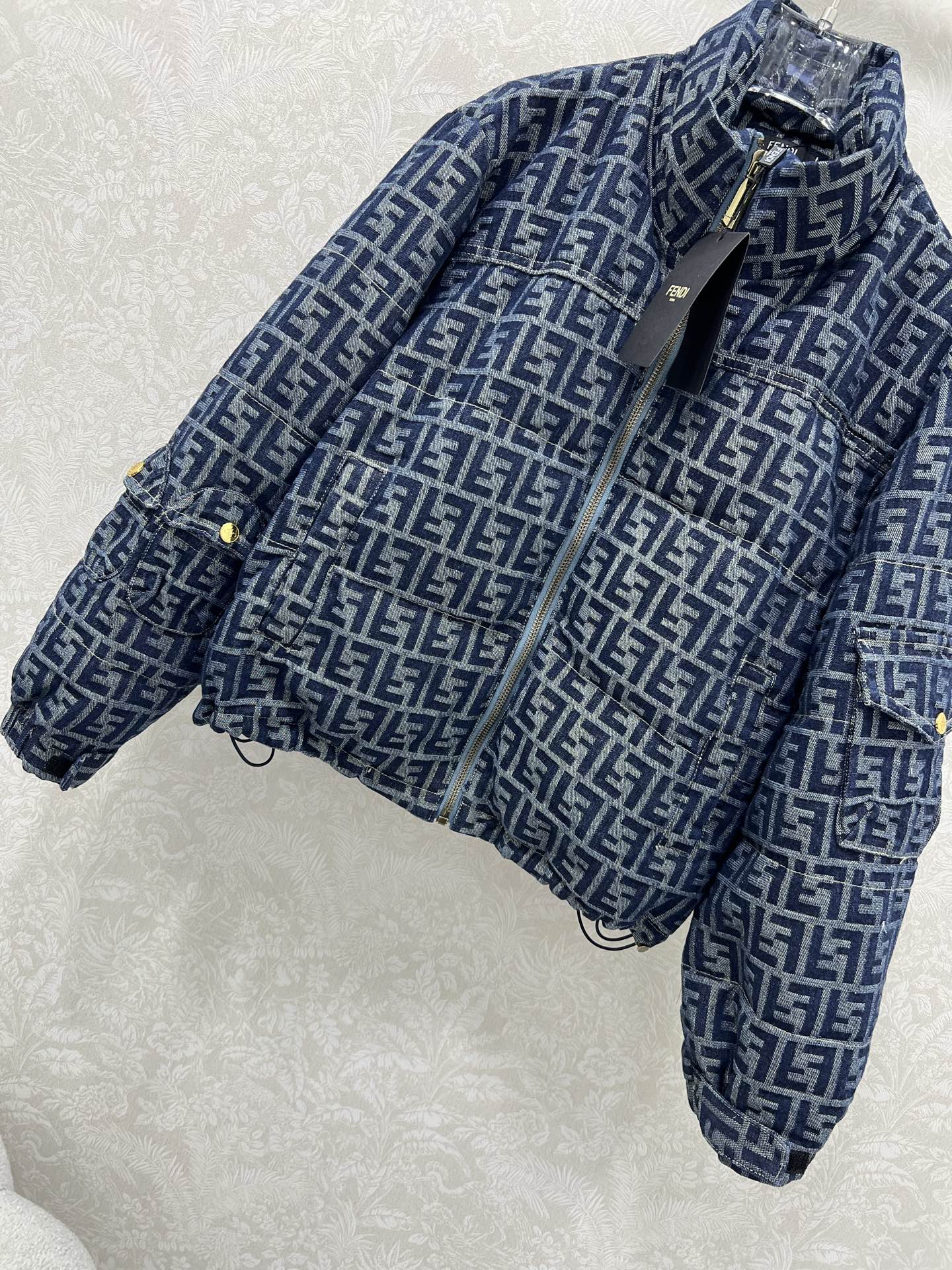 🔥🔥FEND*25秋冬新款羽绒服 90白鸭绒 双F提花牛仔连帽羽绒 打造视觉层次感 袖子口袋设计 穿出利