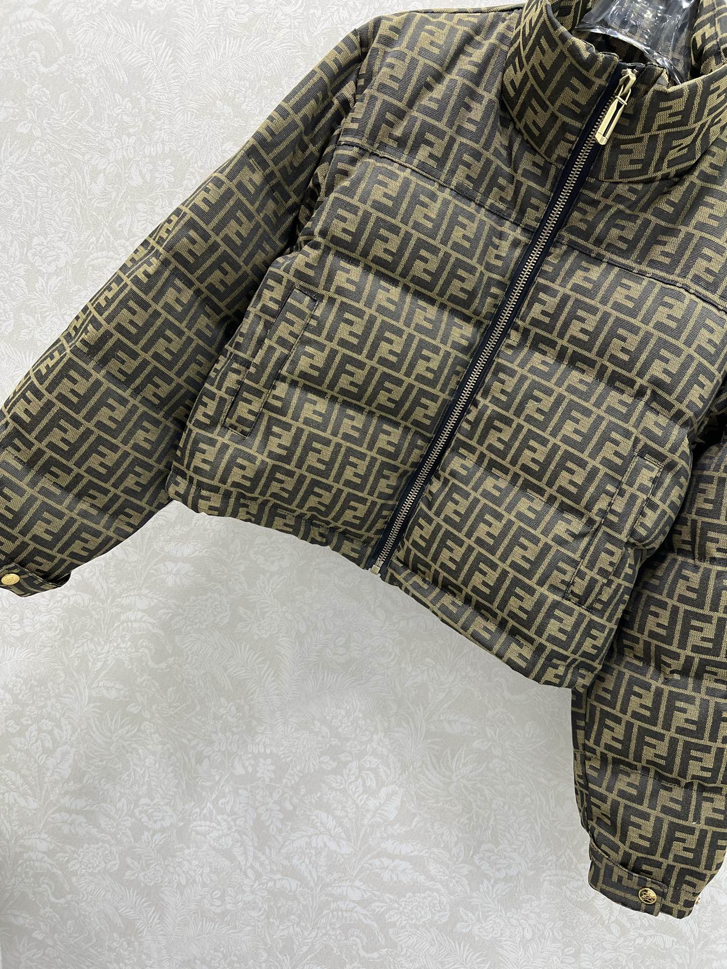 🔥🔥FEND*25新款小立领提花羽绒外套 90白鸭绒 双F提花满印时髦好看 版型很赞 定制的提花面料 气