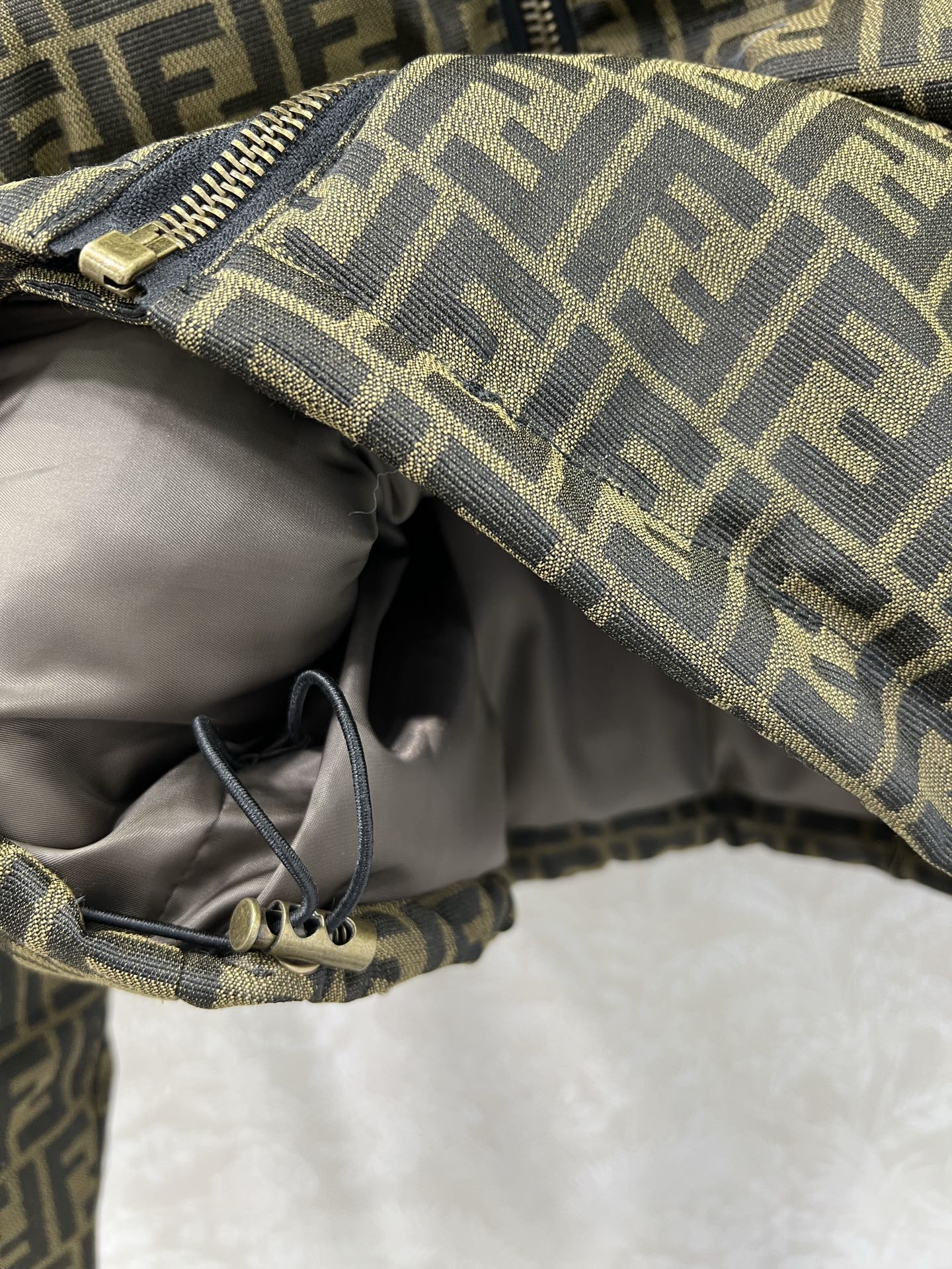 🔥🔥FEND*25新款小立领提花羽绒外套 90白鸭绒 双F提花满印时髦好看 版型很赞 定制的提花面料 气