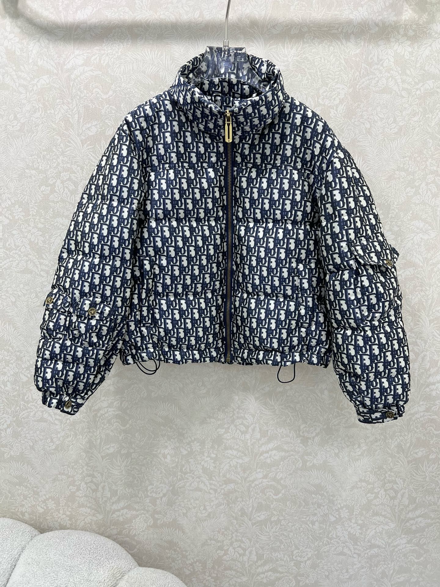 🔥🔥DIO*25秋冬新款羽绒服 90白鸭绒 满幅D字母提花连帽羽绒 打造视觉层次感 袖子口袋设计 穿出利