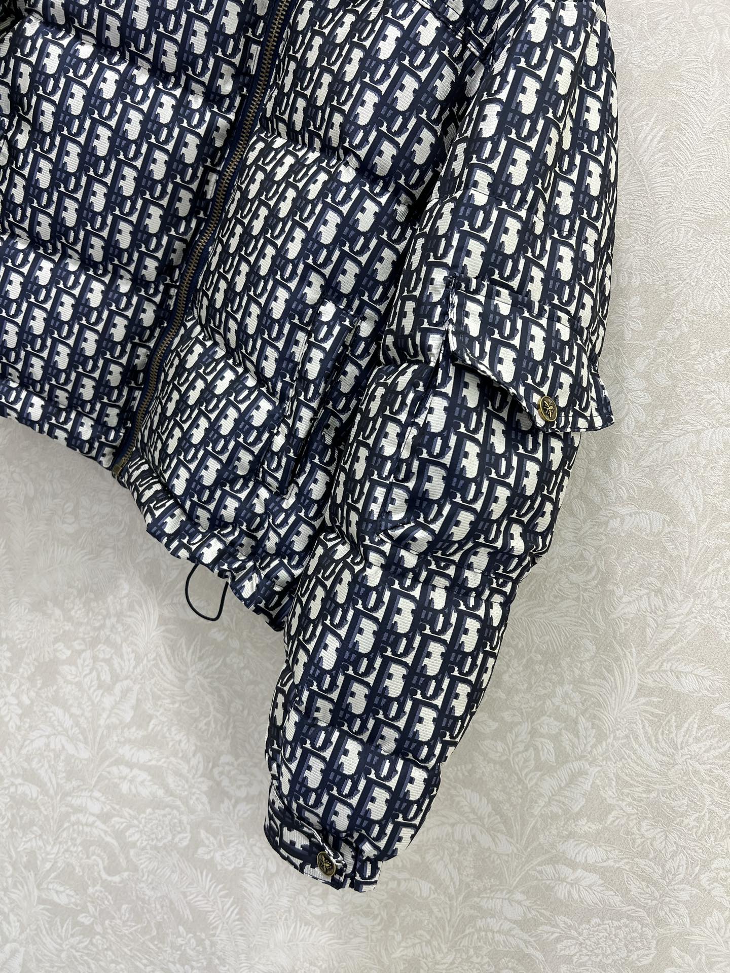 🔥🔥DIO*25秋冬新款羽绒服 90白鸭绒 满幅D字母提花连帽羽绒 打造视觉层次感 袖子口袋设计 穿出利