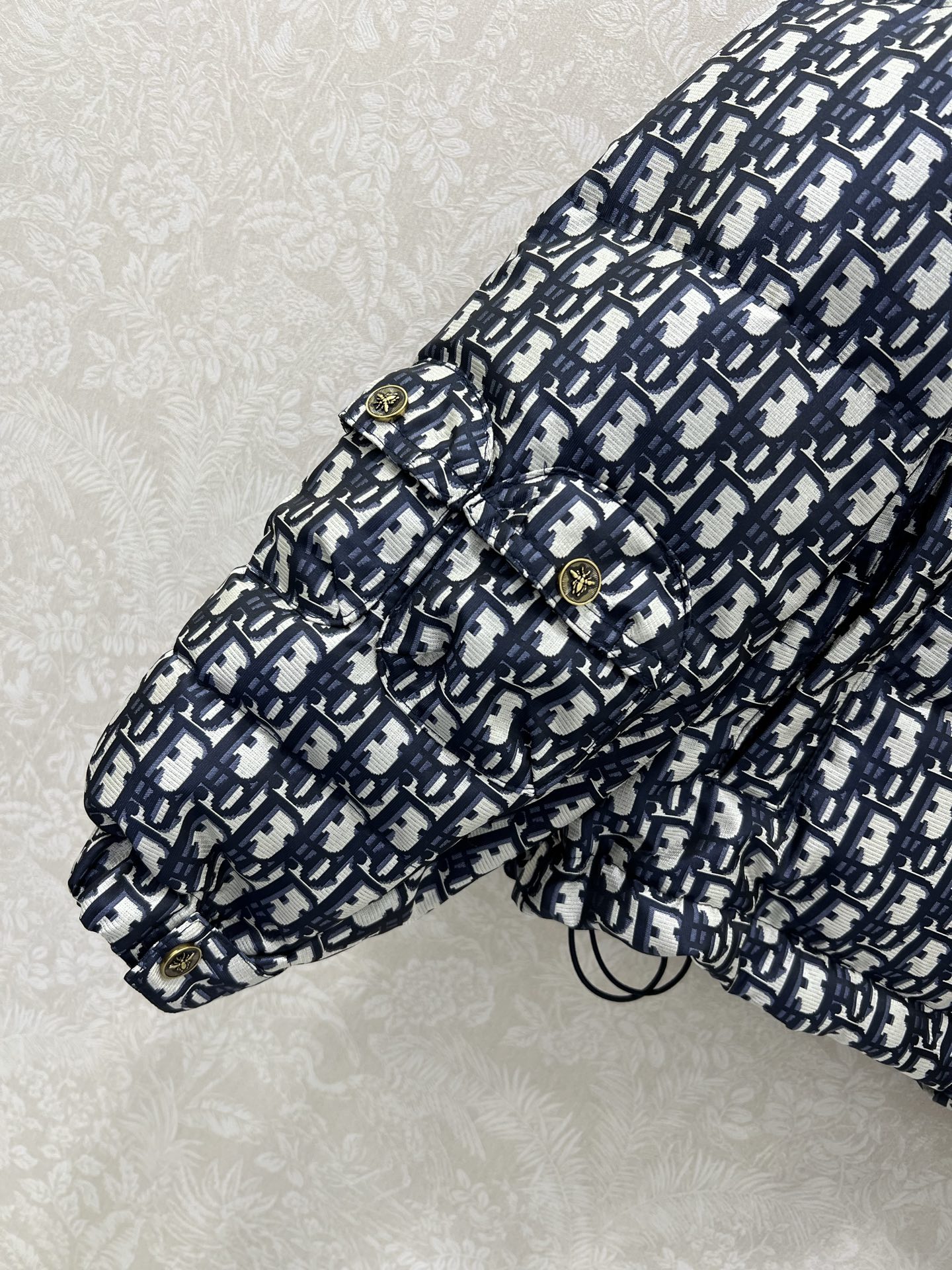 🔥🔥DIO*25秋冬新款羽绒服 90白鸭绒 满幅D字母提花连帽羽绒 打造视觉层次感 袖子口袋设计 穿出利