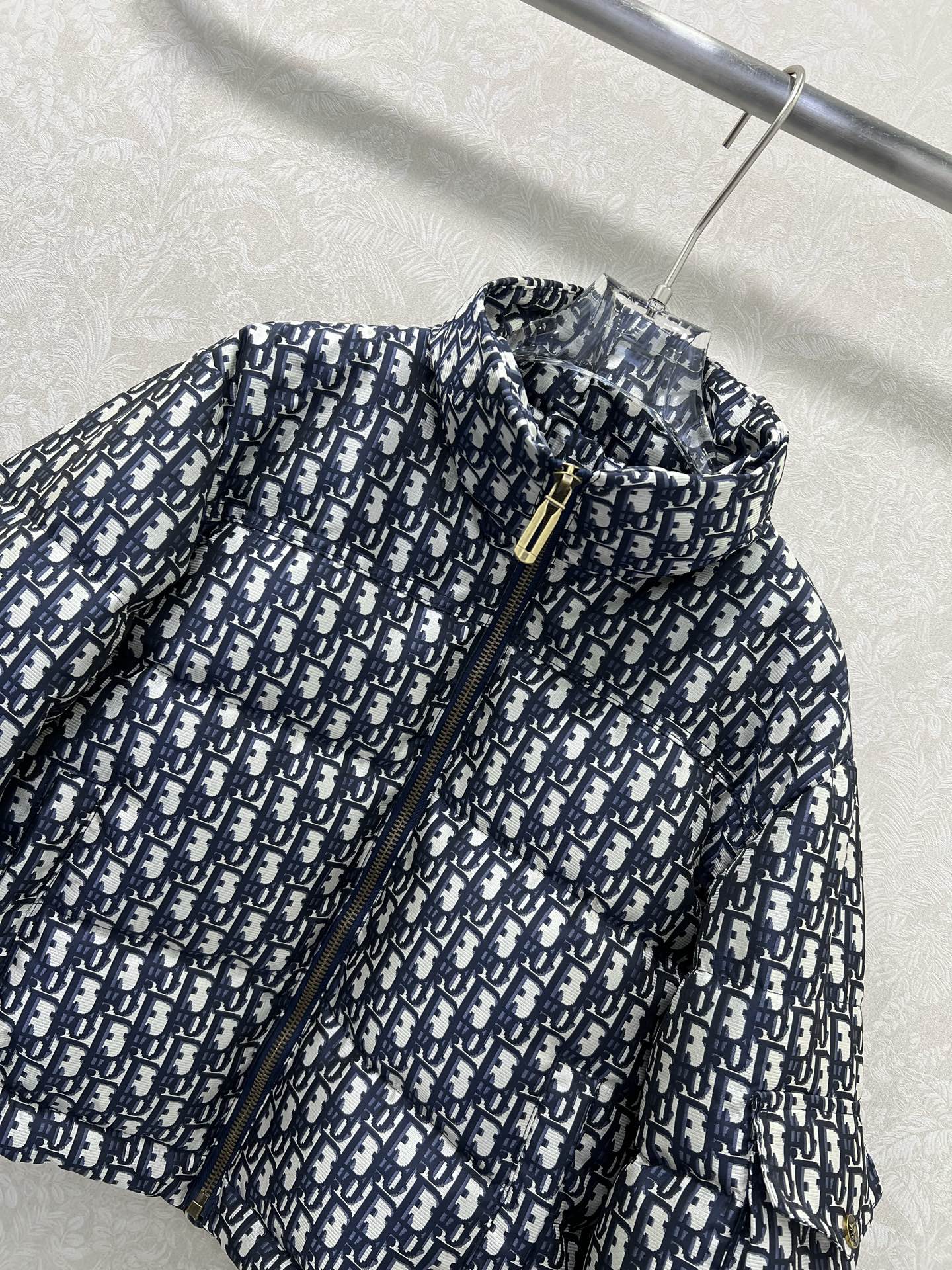 🔥🔥DIO*25秋冬新款羽绒服 90白鸭绒 满幅D字母提花连帽羽绒 打造视觉层次感 袖子口袋设计 穿出利