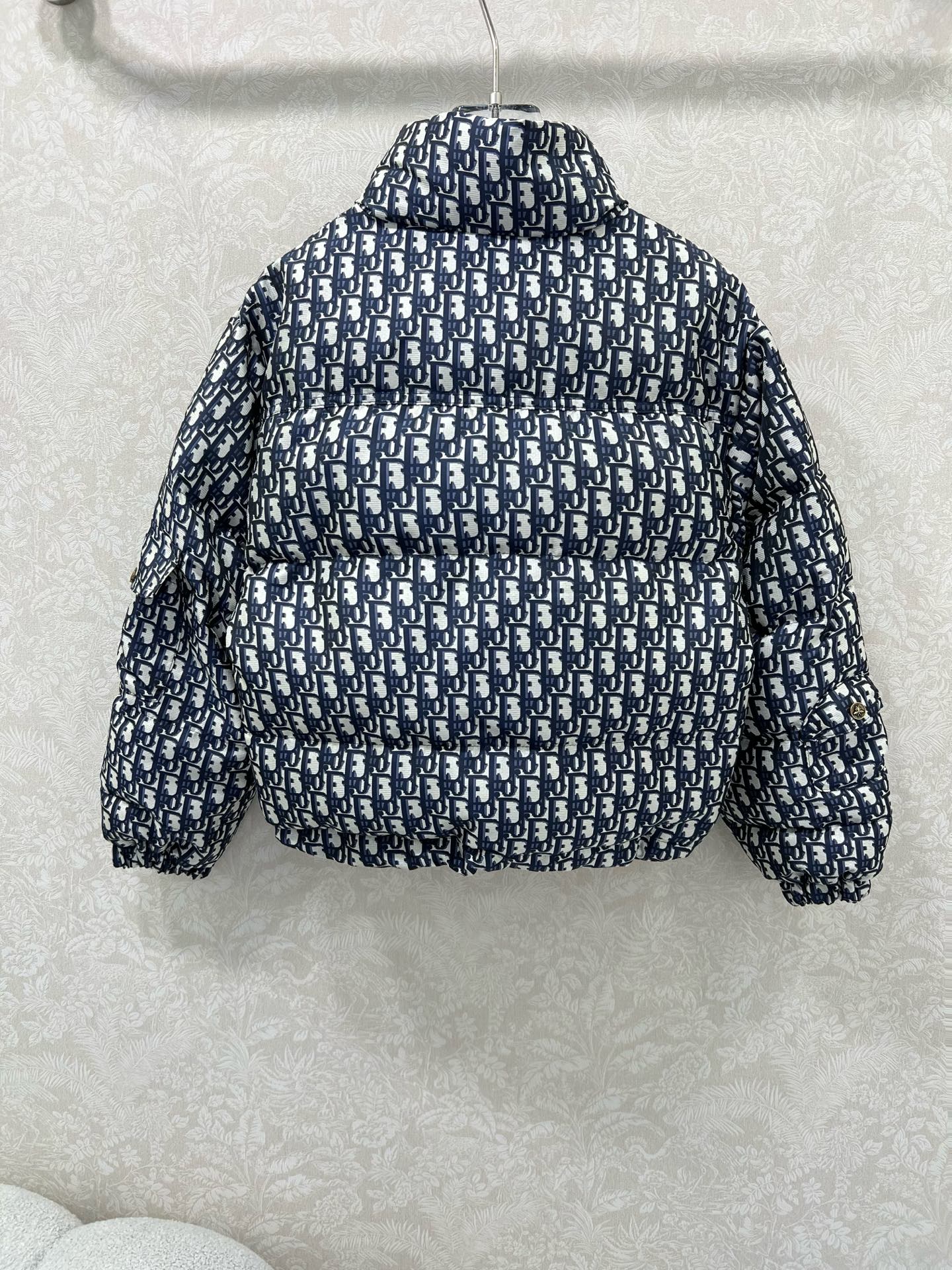 🔥🔥DIO*25秋冬新款羽绒服 90白鸭绒 满幅D字母提花连帽羽绒 打造视觉层次感 袖子口袋设计 穿出利