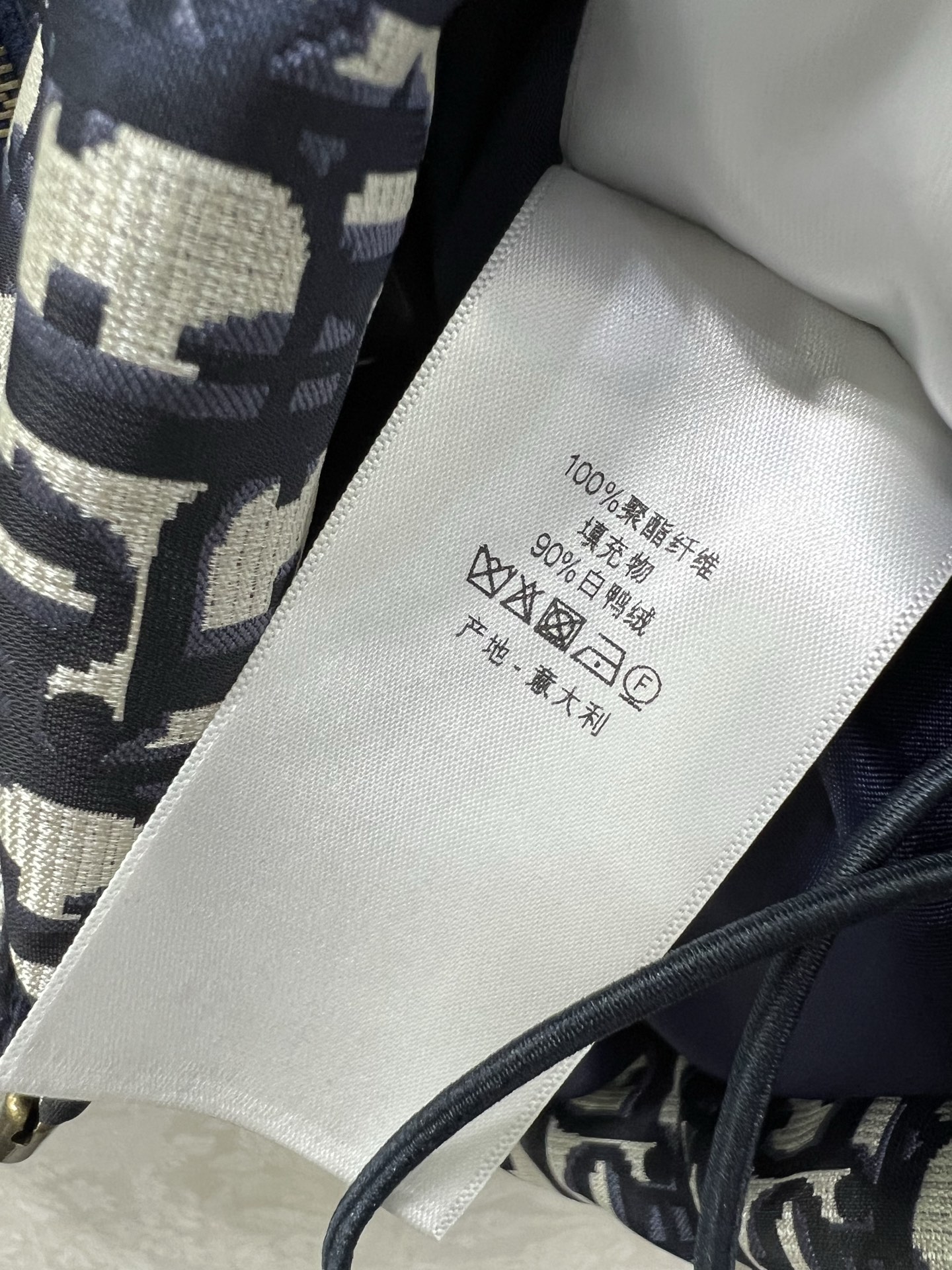 🔥🔥DIO*25秋冬新款羽绒服 90白鸭绒 满幅D字母提花连帽羽绒 打造视觉层次感 袖子口袋设计 穿出利