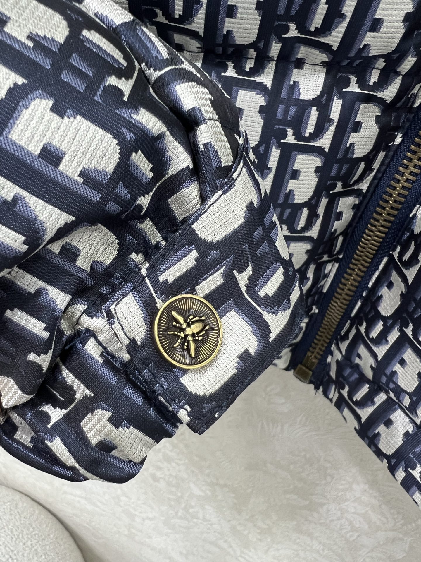 🔥🔥DIO*25秋冬新款羽绒服 90白鸭绒 满幅D字母提花连帽羽绒 打造视觉层次感 袖子口袋设计 穿出利