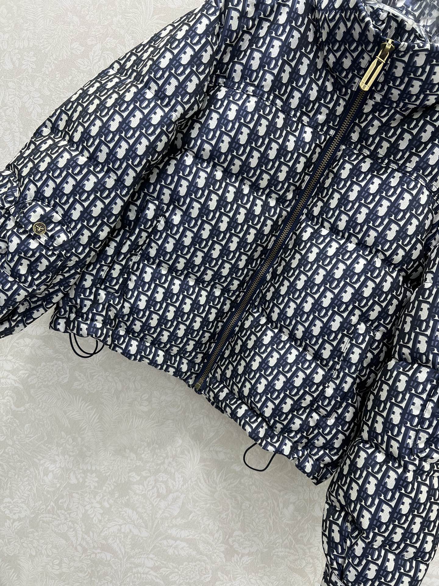 🔥🔥DIO*25秋冬新款羽绒服 90白鸭绒 满幅D字母提花连帽羽绒 打造视觉层次感 袖子口袋设计 穿出利