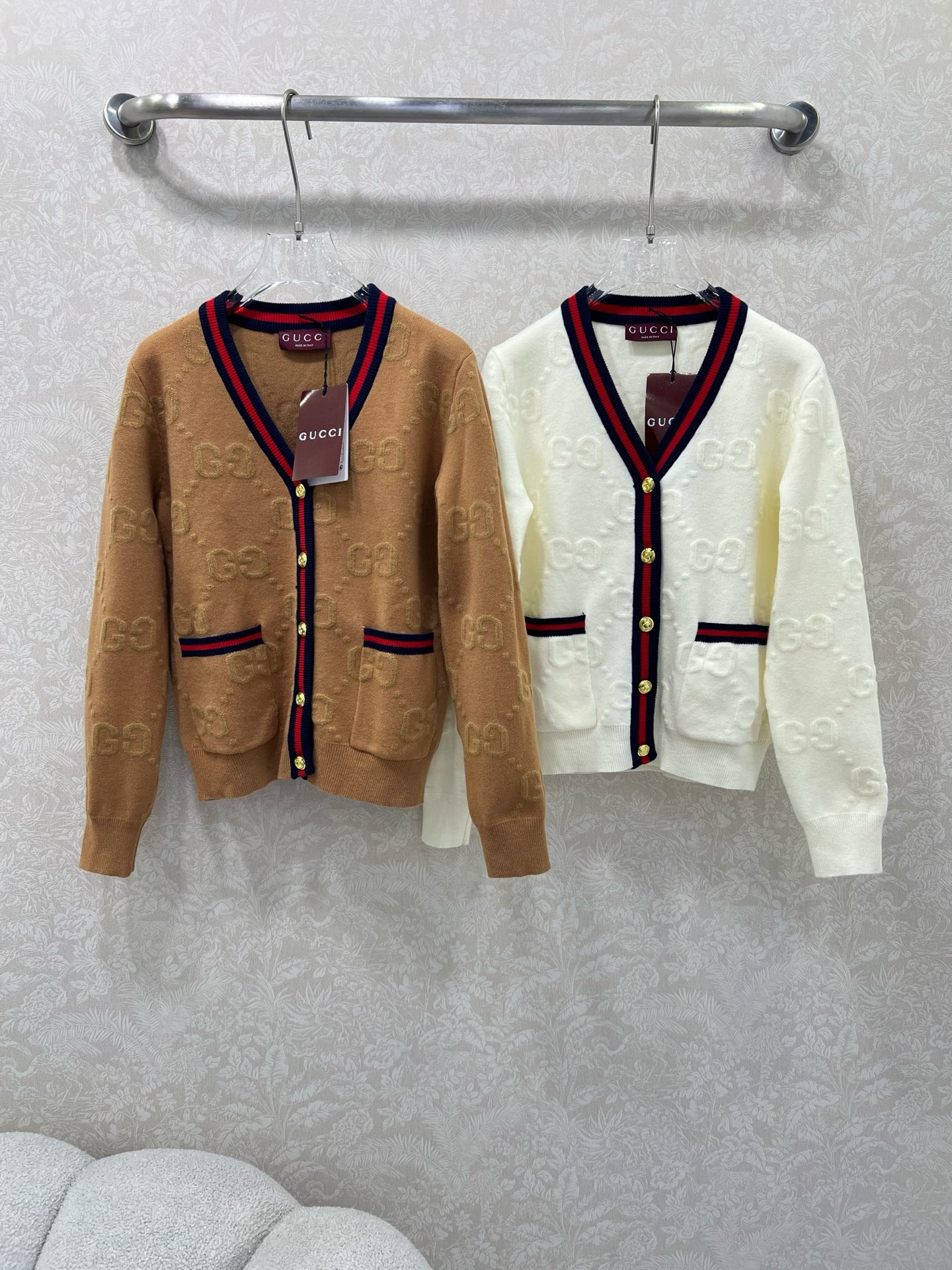 🔥🔥Gucc*25新款单排扣短款针织V领羊毛开衫 整体字母logo 提花设计 领边经典红绿撞色 独家高版
