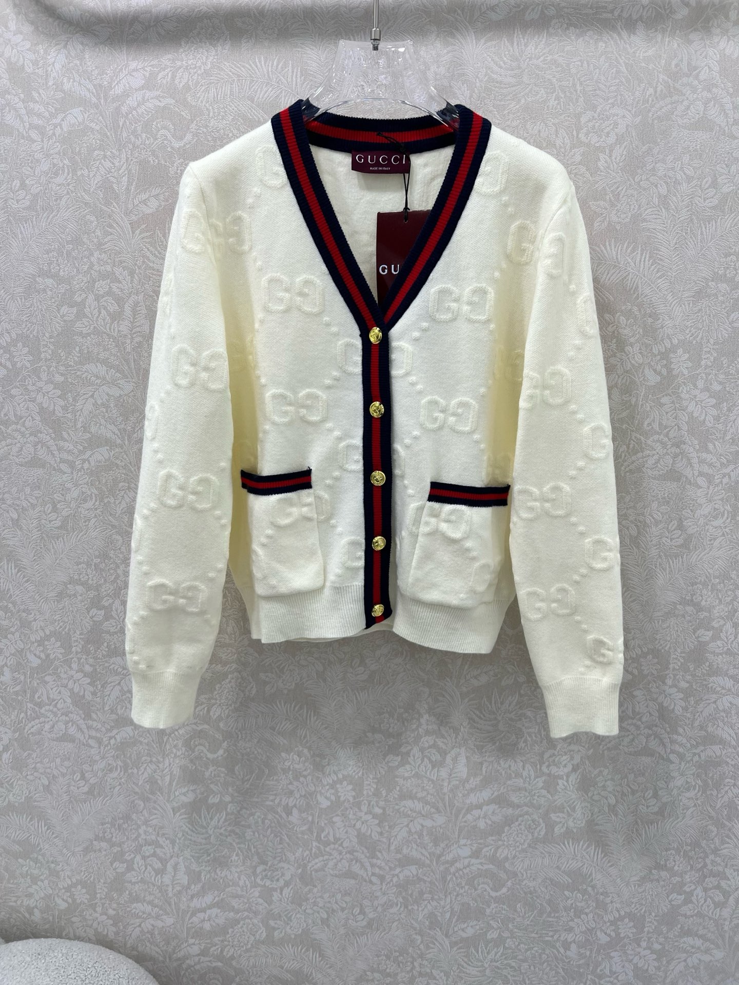 🔥🔥Gucc*25新款单排扣短款针织V领羊毛开衫 整体字母logo 提花设计 领边经典红绿撞色 独家高版