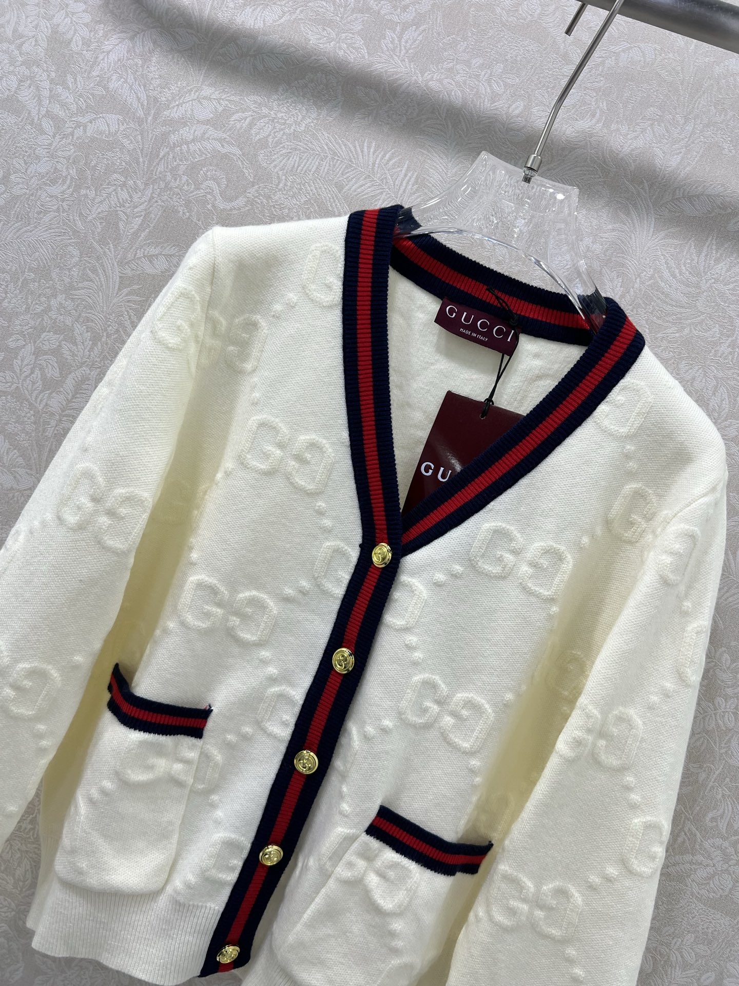 🔥🔥Gucc*25新款单排扣短款针织V领羊毛开衫 整体字母logo 提花设计 领边经典红绿撞色 独家高版