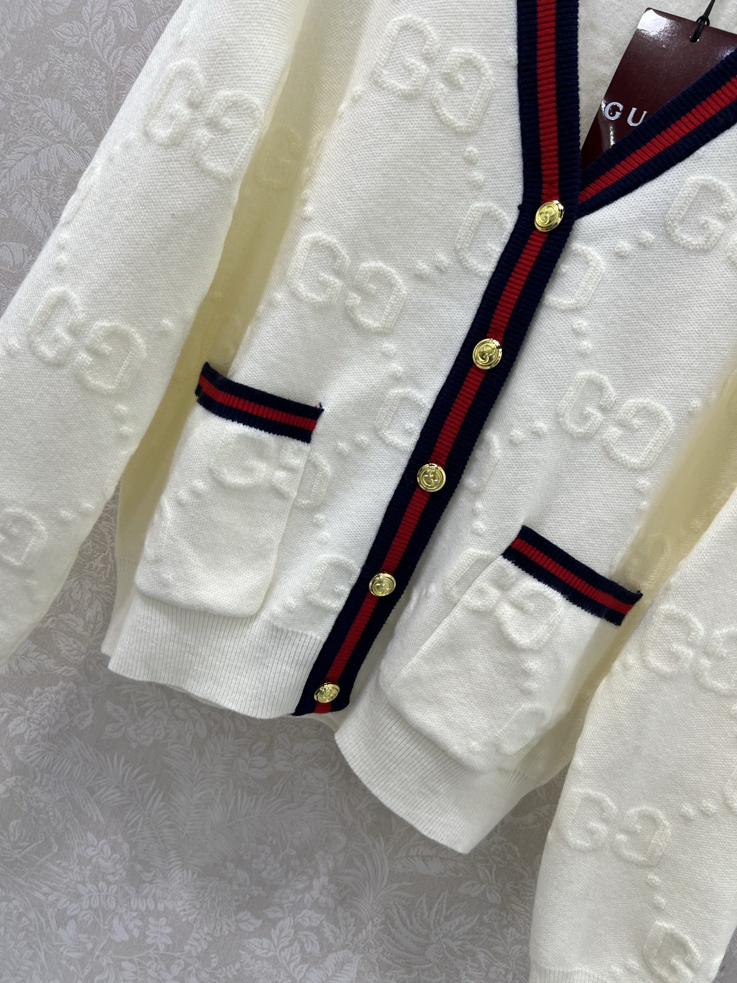 🔥🔥Gucc*25新款单排扣短款针织V领羊毛开衫 整体字母logo 提花设计 领边经典红绿撞色 独家高版