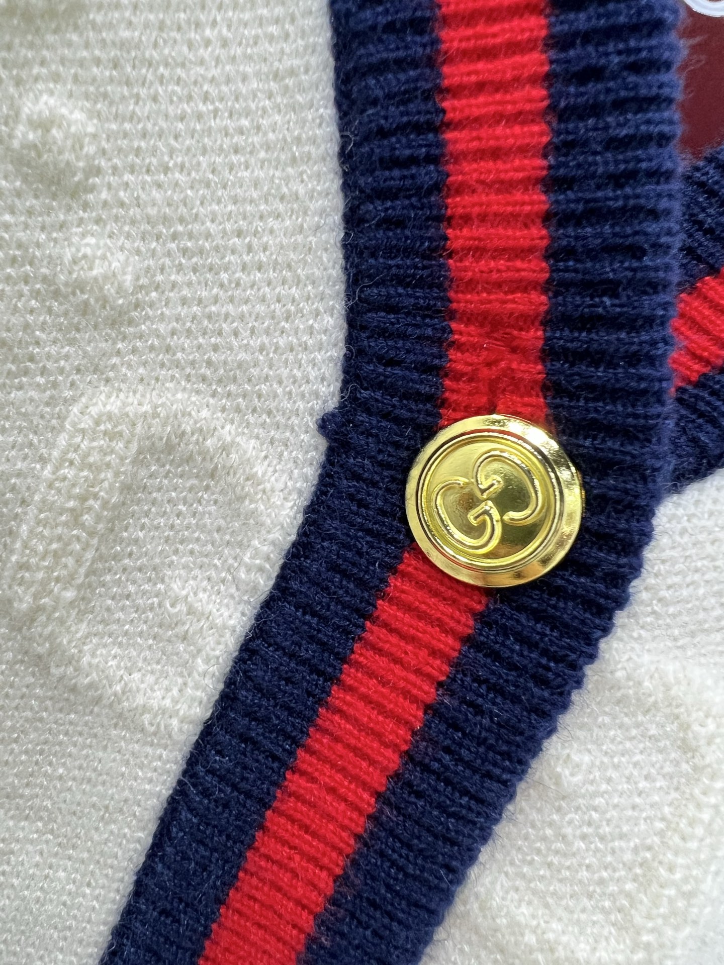 🔥🔥Gucc*25新款单排扣短款针织V领羊毛开衫 整体字母logo 提花设计 领边经典红绿撞色 独家高版