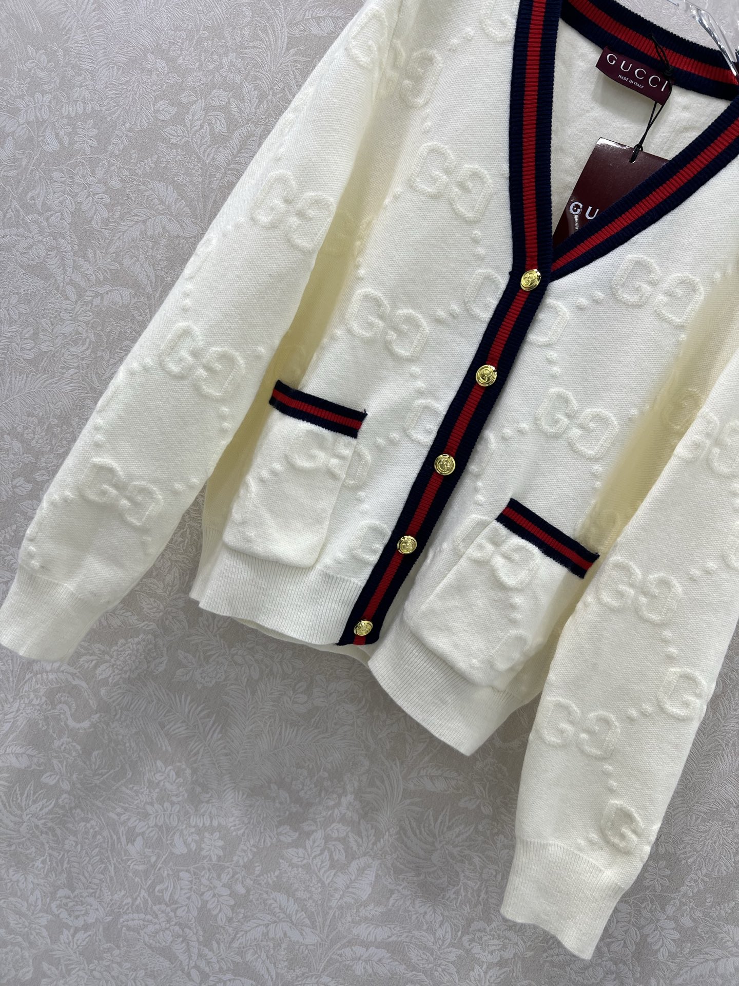 🔥🔥Gucc*25新款单排扣短款针织V领羊毛开衫 整体字母logo 提花设计 领边经典红绿撞色 独家高版