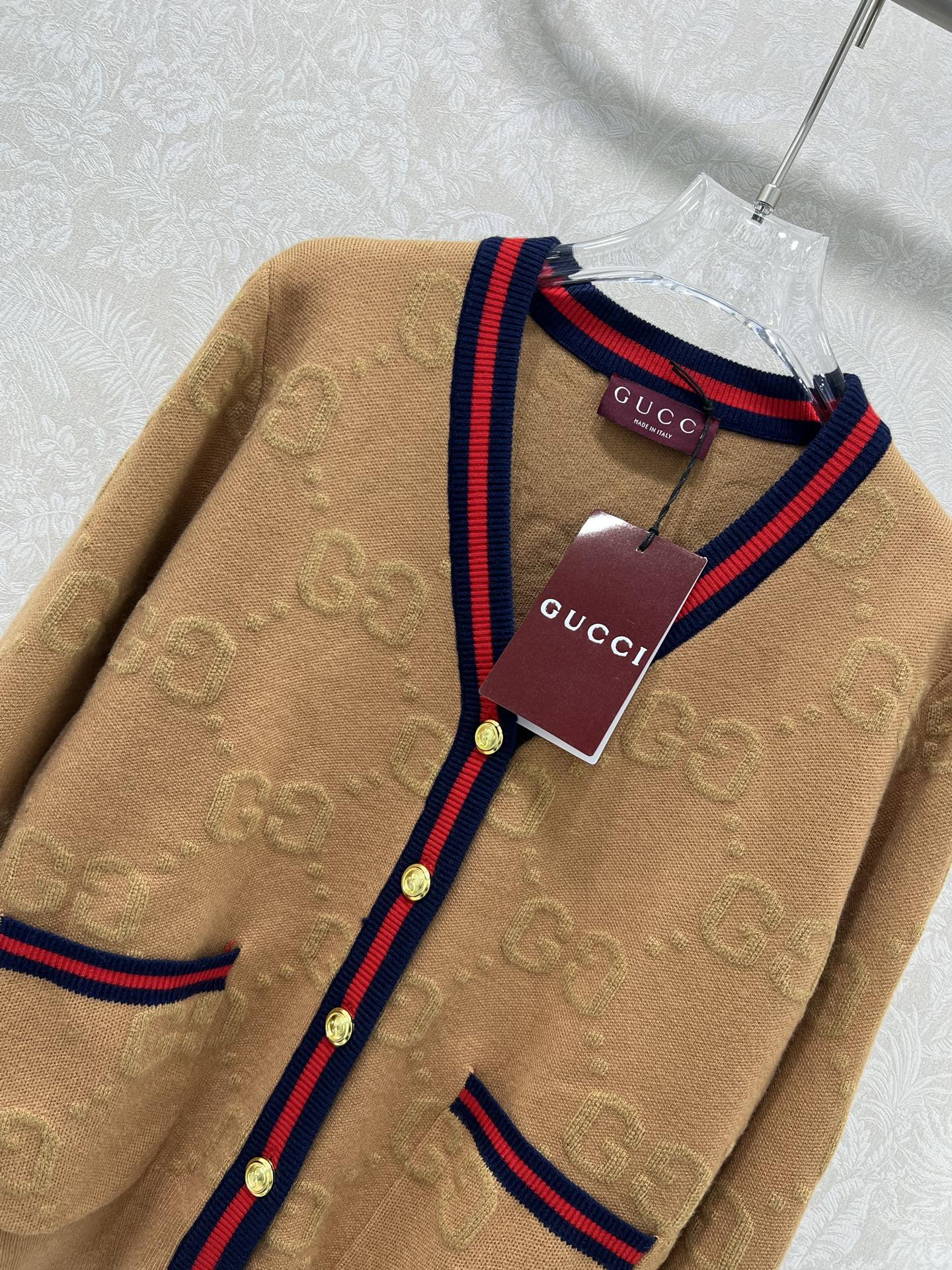 🔥🔥Gucc*25新款单排扣短款针织V领羊毛开衫 整体字母logo 提花设计 领边经典红绿撞色 独家高版