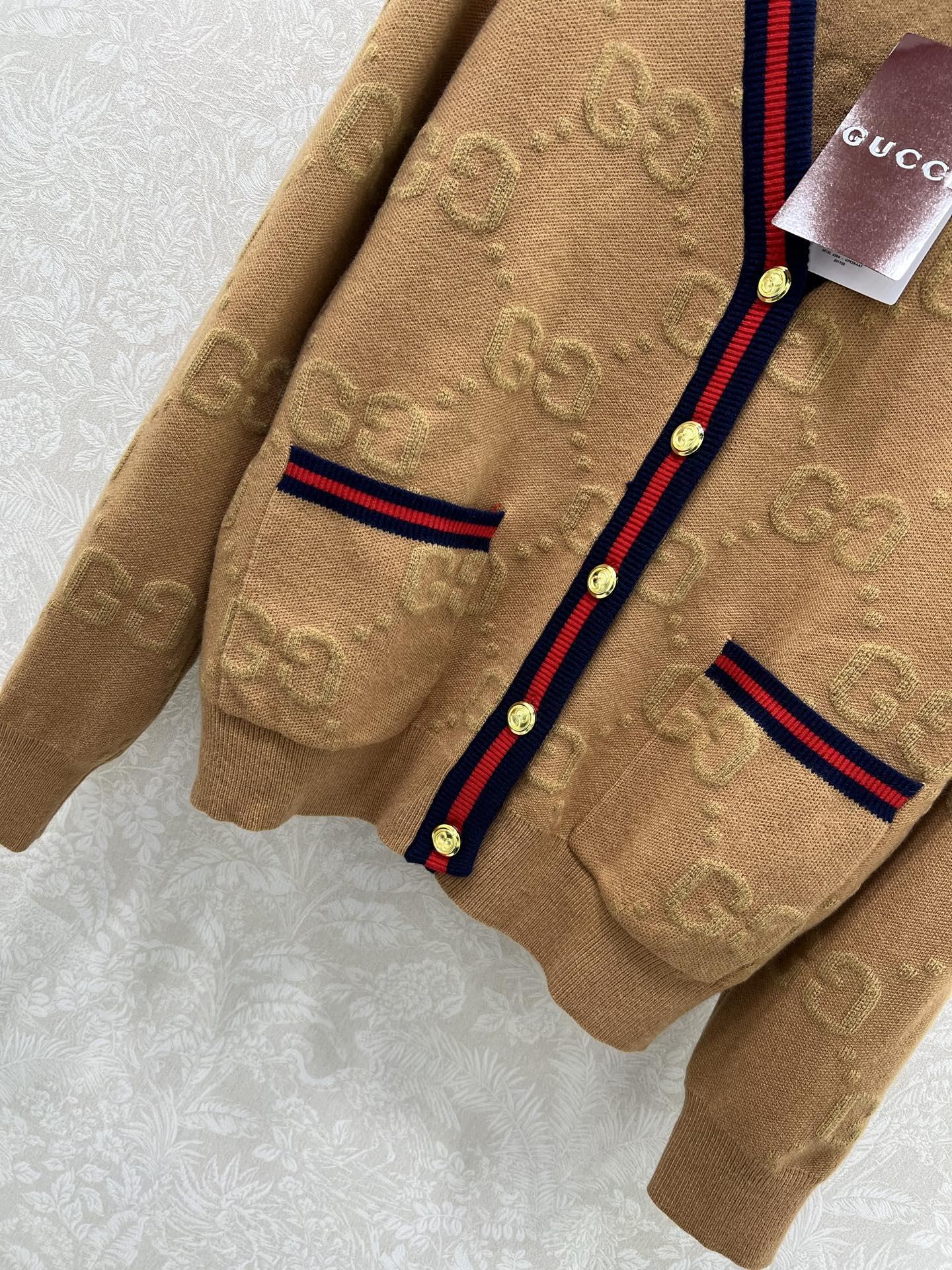 🔥🔥Gucc*25新款单排扣短款针织V领羊毛开衫 整体字母logo 提花设计 领边经典红绿撞色 独家高版