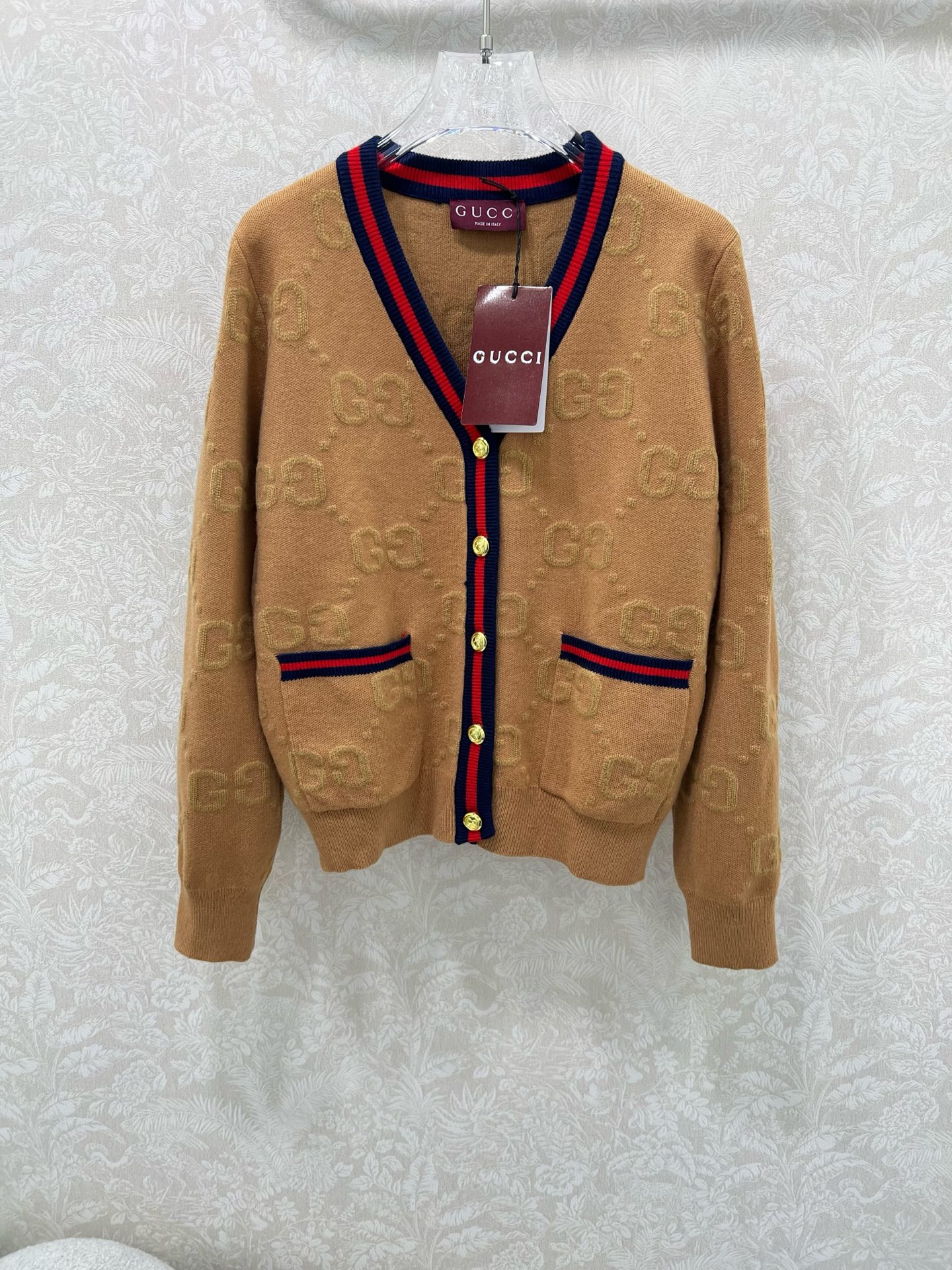 🔥🔥Gucc*25新款单排扣短款针织V领羊毛开衫 整体字母logo 提花设计 领边经典红绿撞色 独家高版