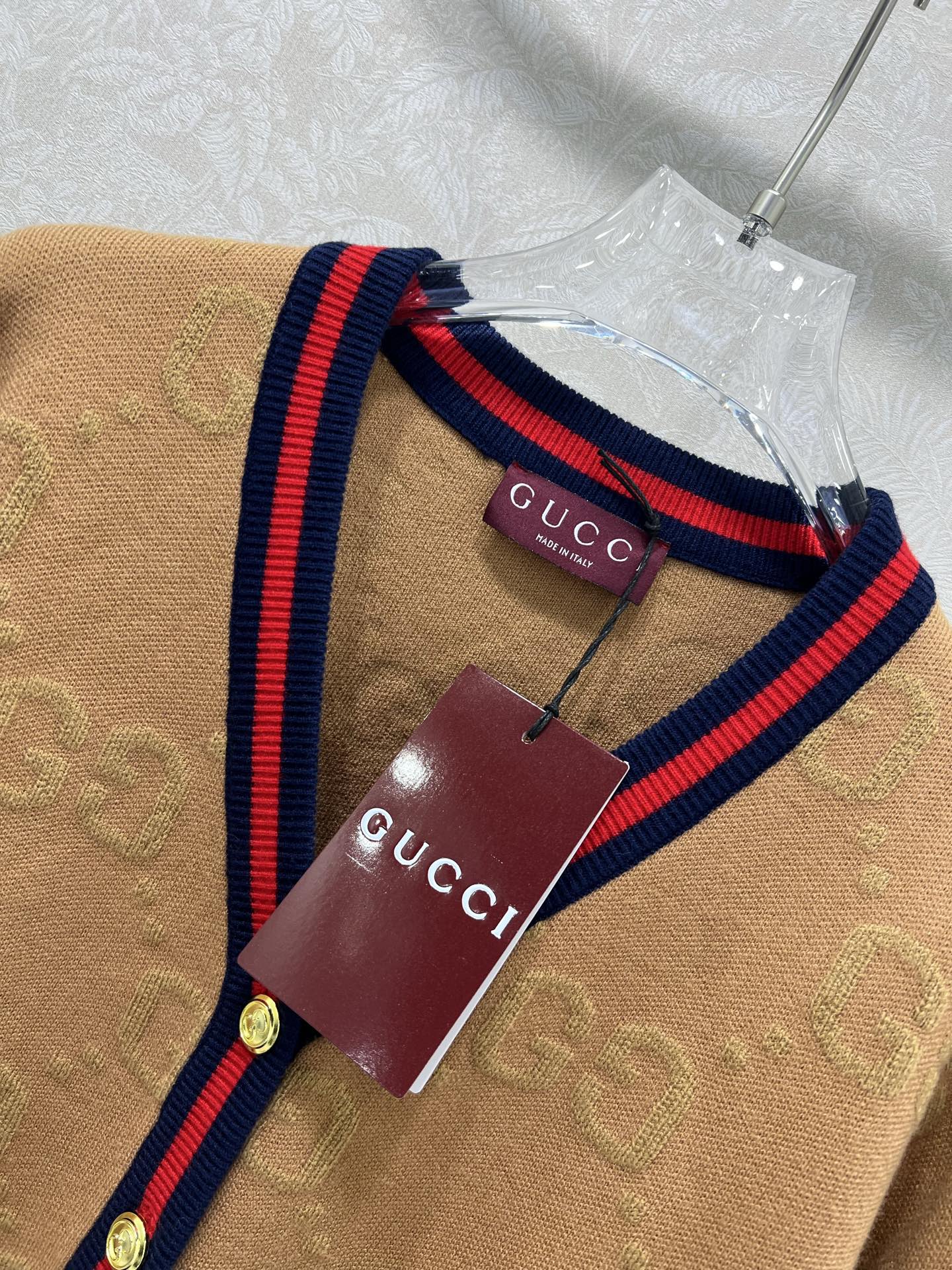 🔥🔥Gucc*25新款单排扣短款针织V领羊毛开衫 整体字母logo 提花设计 领边经典红绿撞色 独家高版