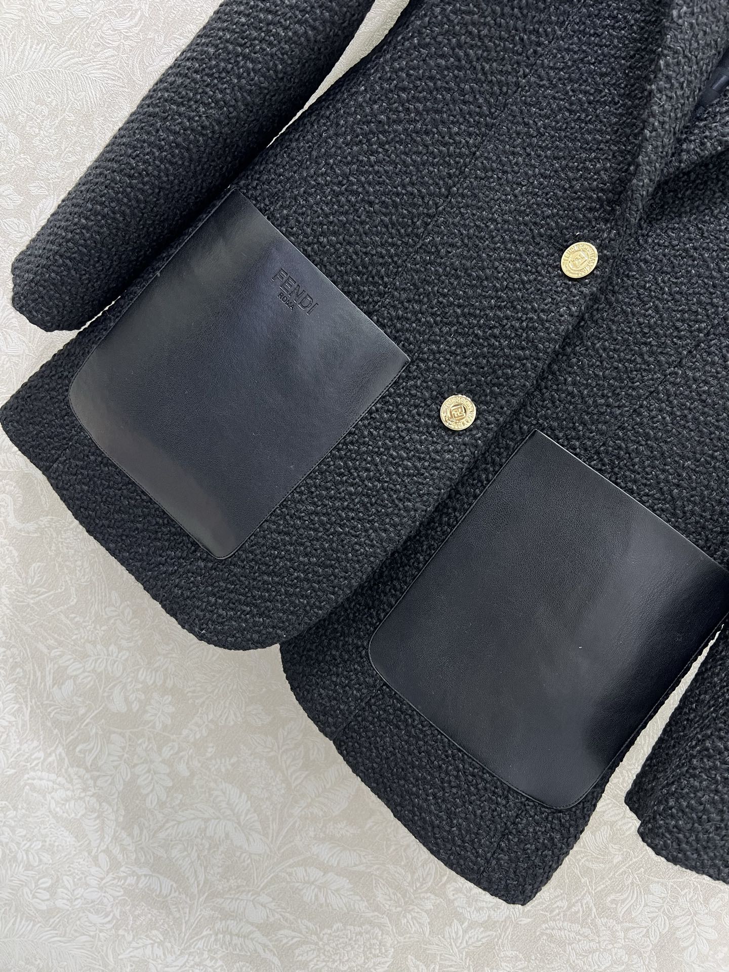 🔥🔥FEND*25新款皮口袋西装外套 进口毛呢材质，肌理明显，挺括有型，正肩枪驳领西装版型，剪裁利落大方