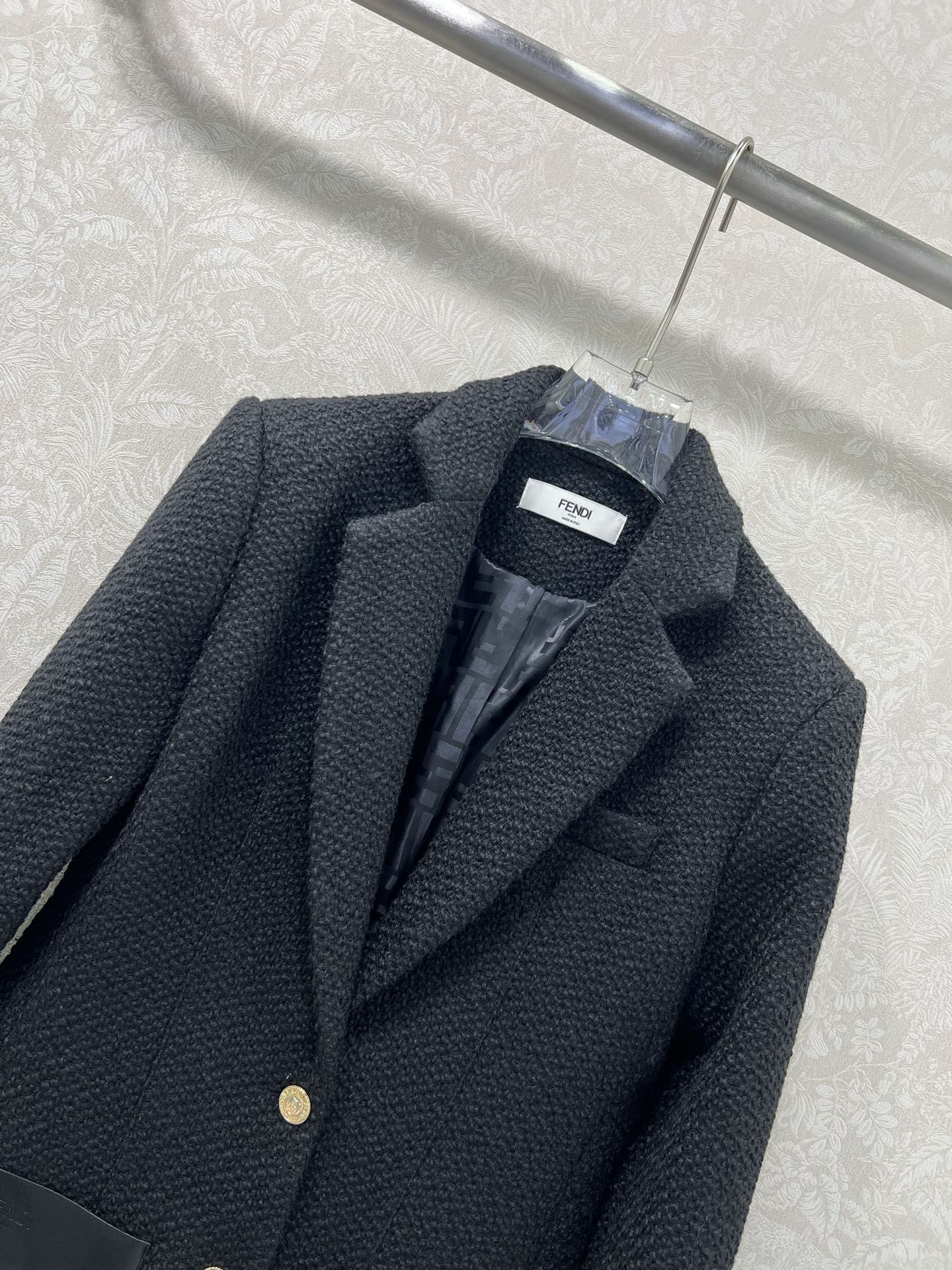 🔥🔥FEND*25新款皮口袋西装外套 进口毛呢材质，肌理明显，挺括有型，正肩枪驳领西装版型，剪裁利落大方