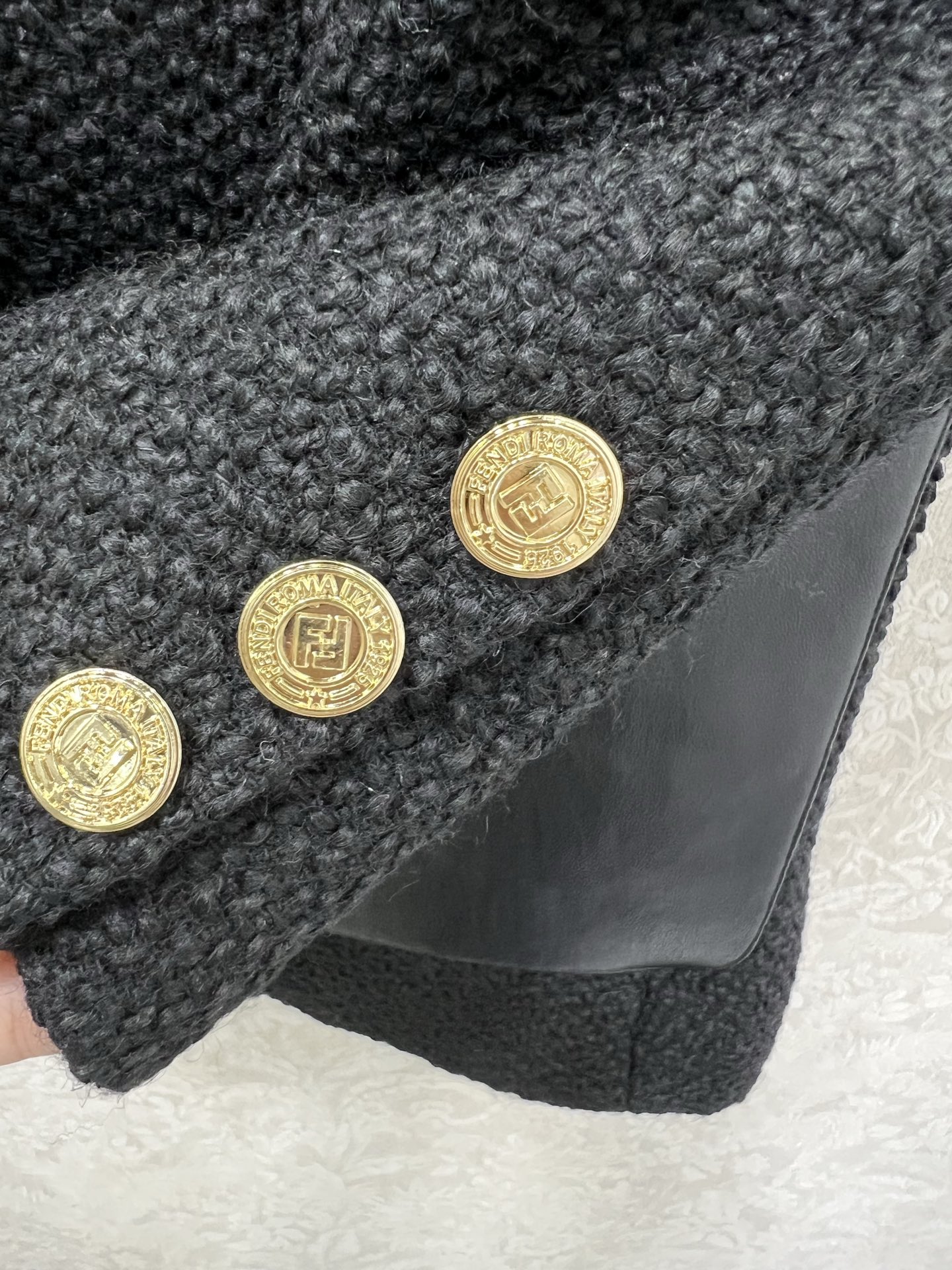 🔥🔥FEND*25新款皮口袋西装外套 进口毛呢材质，肌理明显，挺括有型，正肩枪驳领西装版型，剪裁利落大方