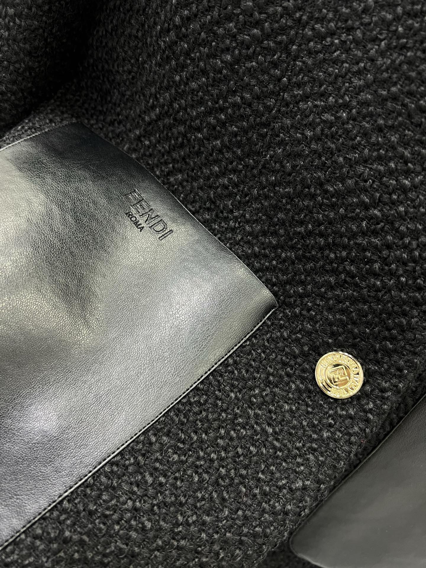 🔥🔥FEND*25新款皮口袋西装外套 进口毛呢材质，肌理明显，挺括有型，正肩枪驳领西装版型，剪裁利落大方