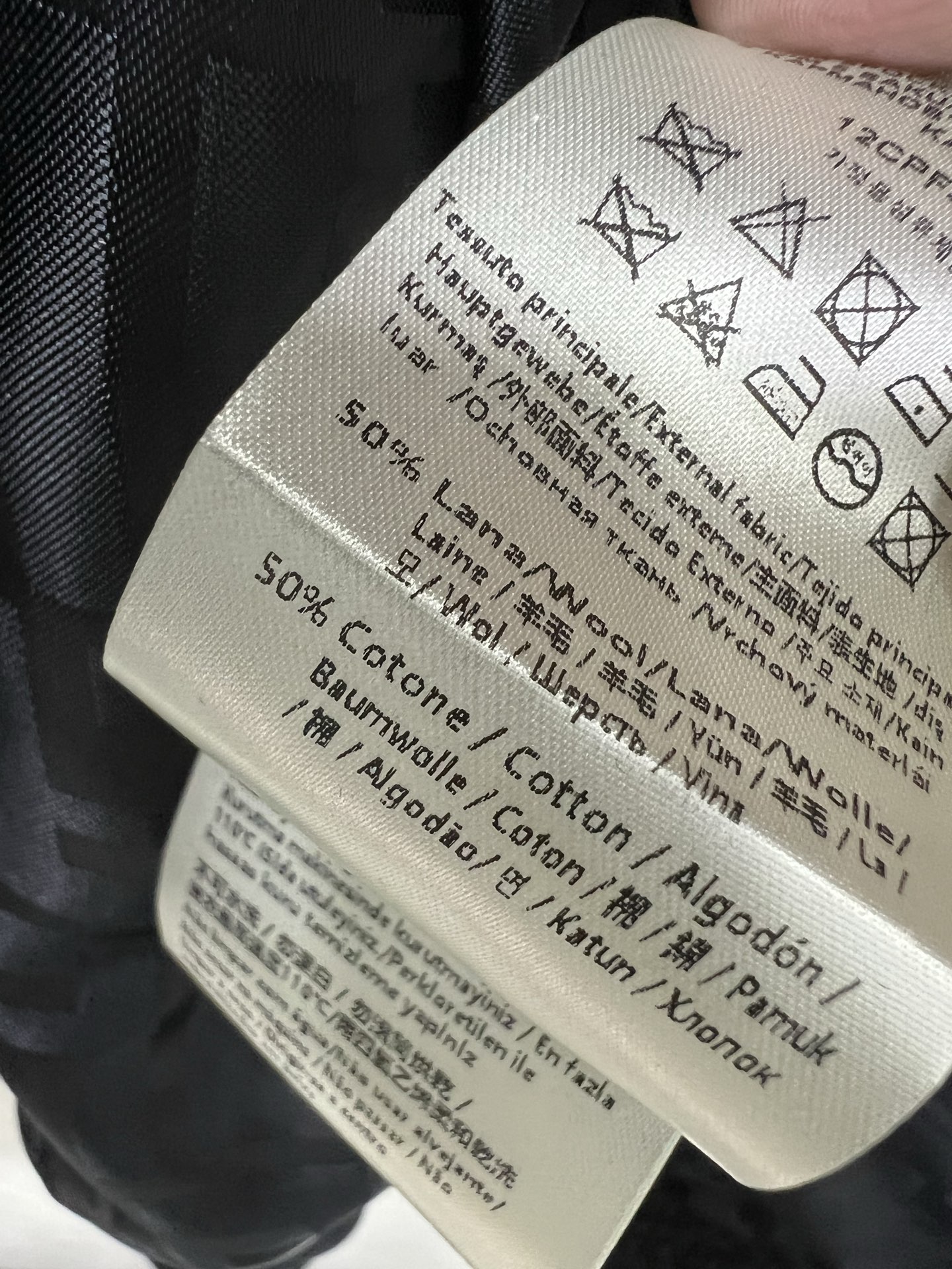 🔥🔥FEND*25新款皮口袋西装外套 进口毛呢材质，肌理明显，挺括有型，正肩枪驳领西装版型，剪裁利落大方