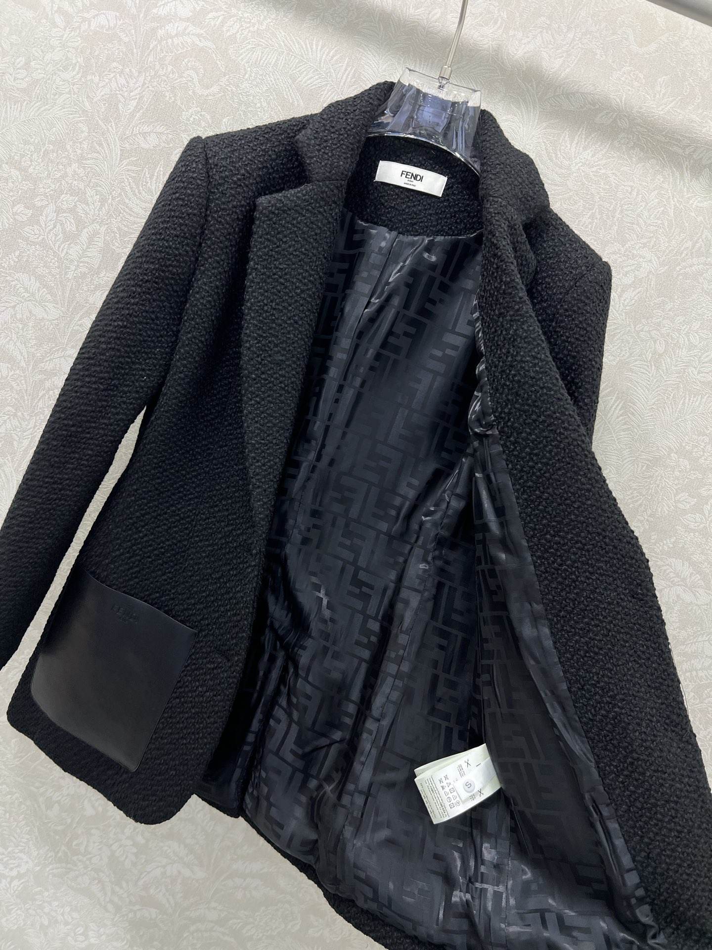 🔥🔥FEND*25新款皮口袋西装外套 进口毛呢材质，肌理明显，挺括有型，正肩枪驳领西装版型，剪裁利落大方