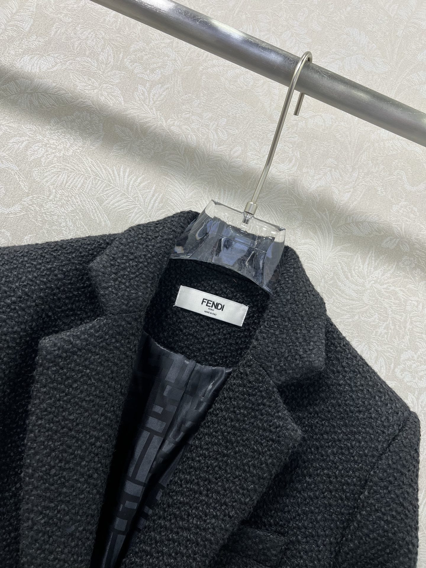 🔥🔥FEND*25新款皮口袋西装外套 进口毛呢材质，肌理明显，挺括有型，正肩枪驳领西装版型，剪裁利落大方