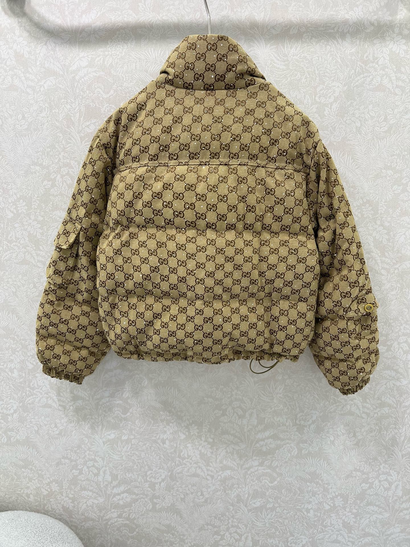 🔥🔥Gucc*25秋冬新款提花烫钻羽绒服 90白鸭绒 满幅双G字母提花连帽羽绒 打造视觉层次感 袖子口袋