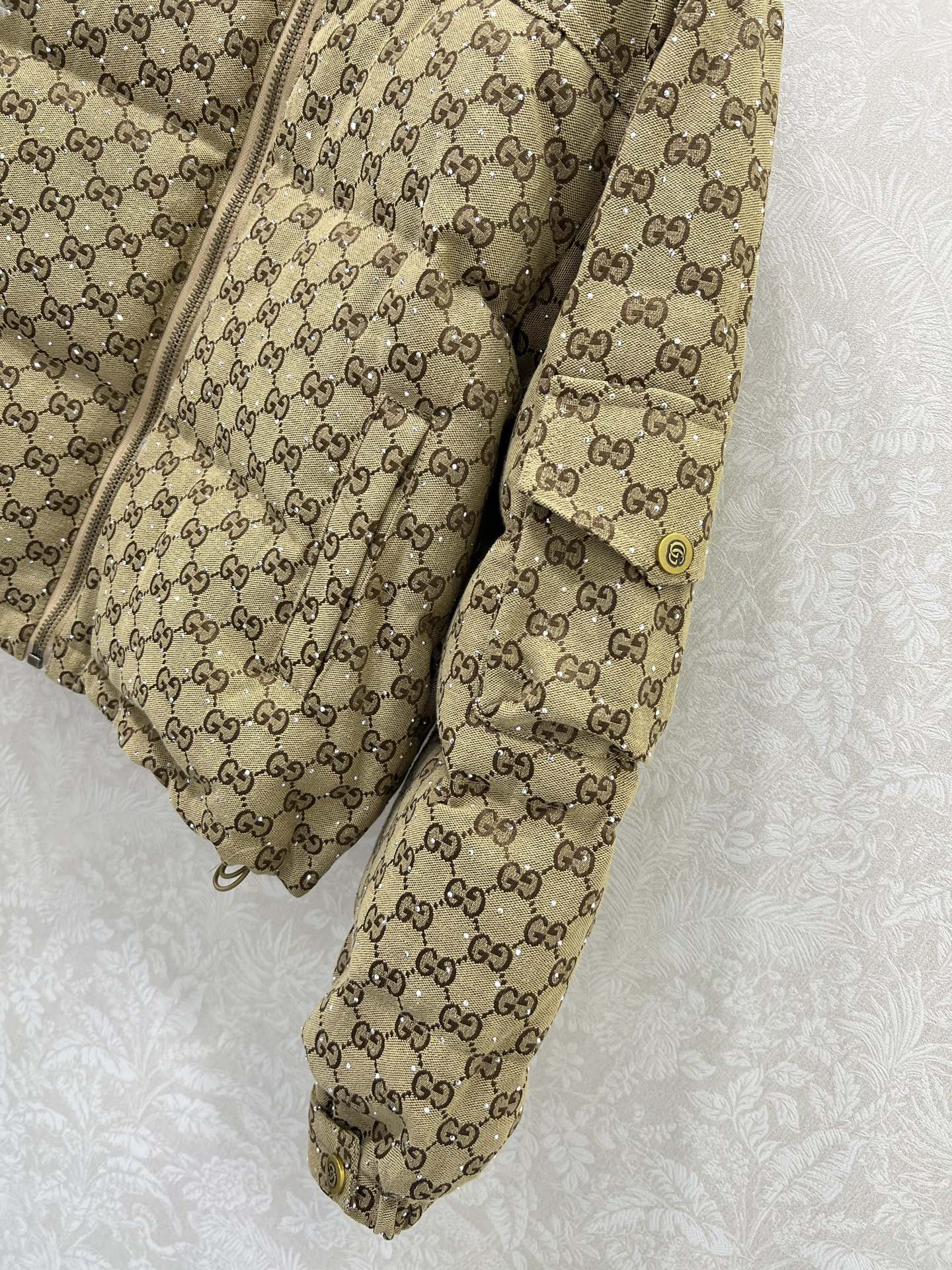 🔥🔥Gucc*25秋冬新款提花烫钻羽绒服 90白鸭绒 满幅双G字母提花连帽羽绒 打造视觉层次感 袖子口袋