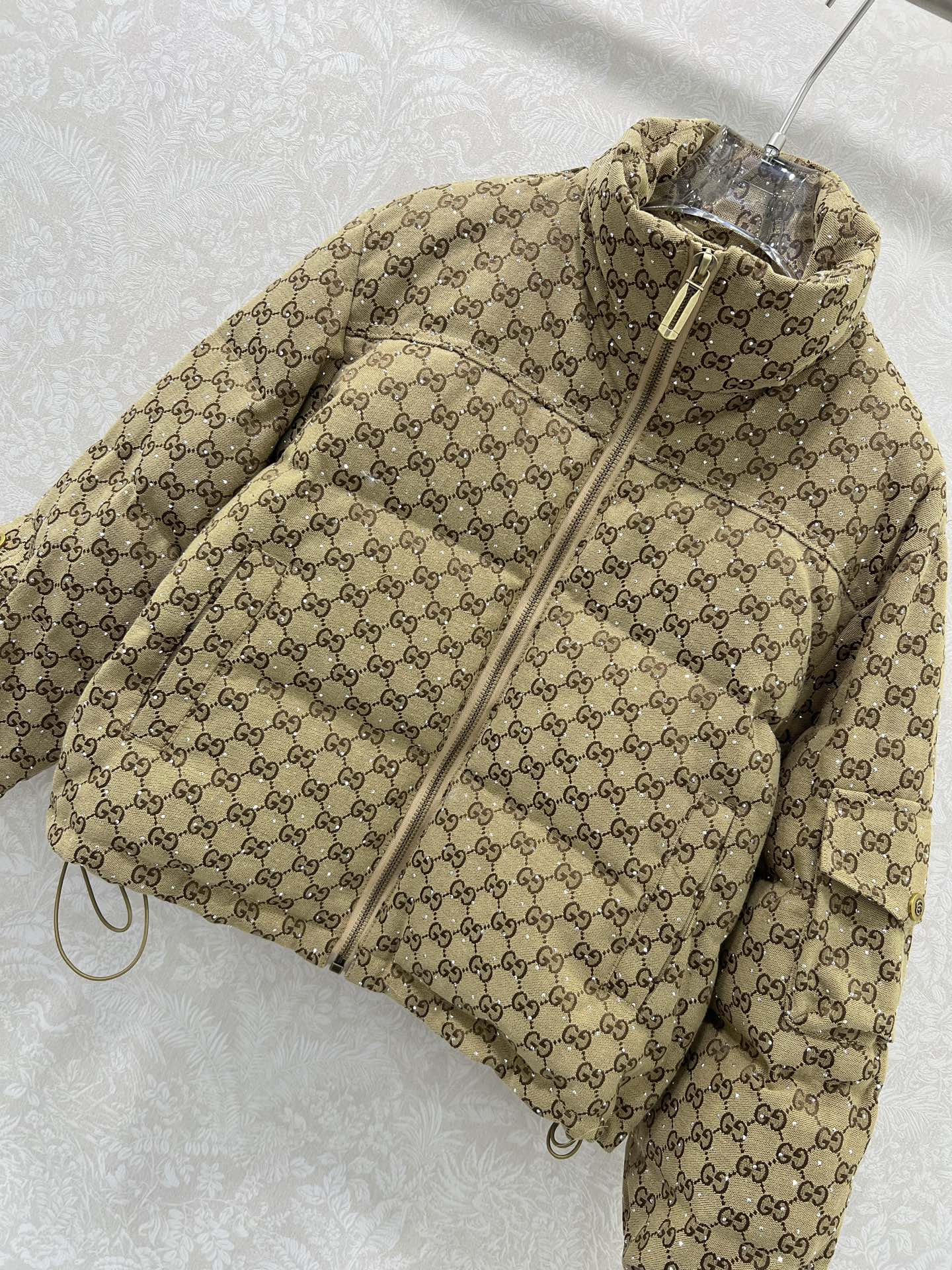 🔥🔥Gucc*25秋冬新款提花烫钻羽绒服 90白鸭绒 满幅双G字母提花连帽羽绒 打造视觉层次感 袖子口袋