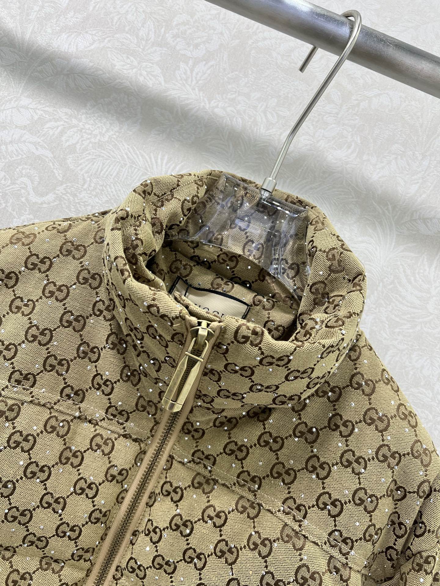 🔥🔥Gucc*25秋冬新款提花烫钻羽绒服 90白鸭绒 满幅双G字母提花连帽羽绒 打造视觉层次感 袖子口袋