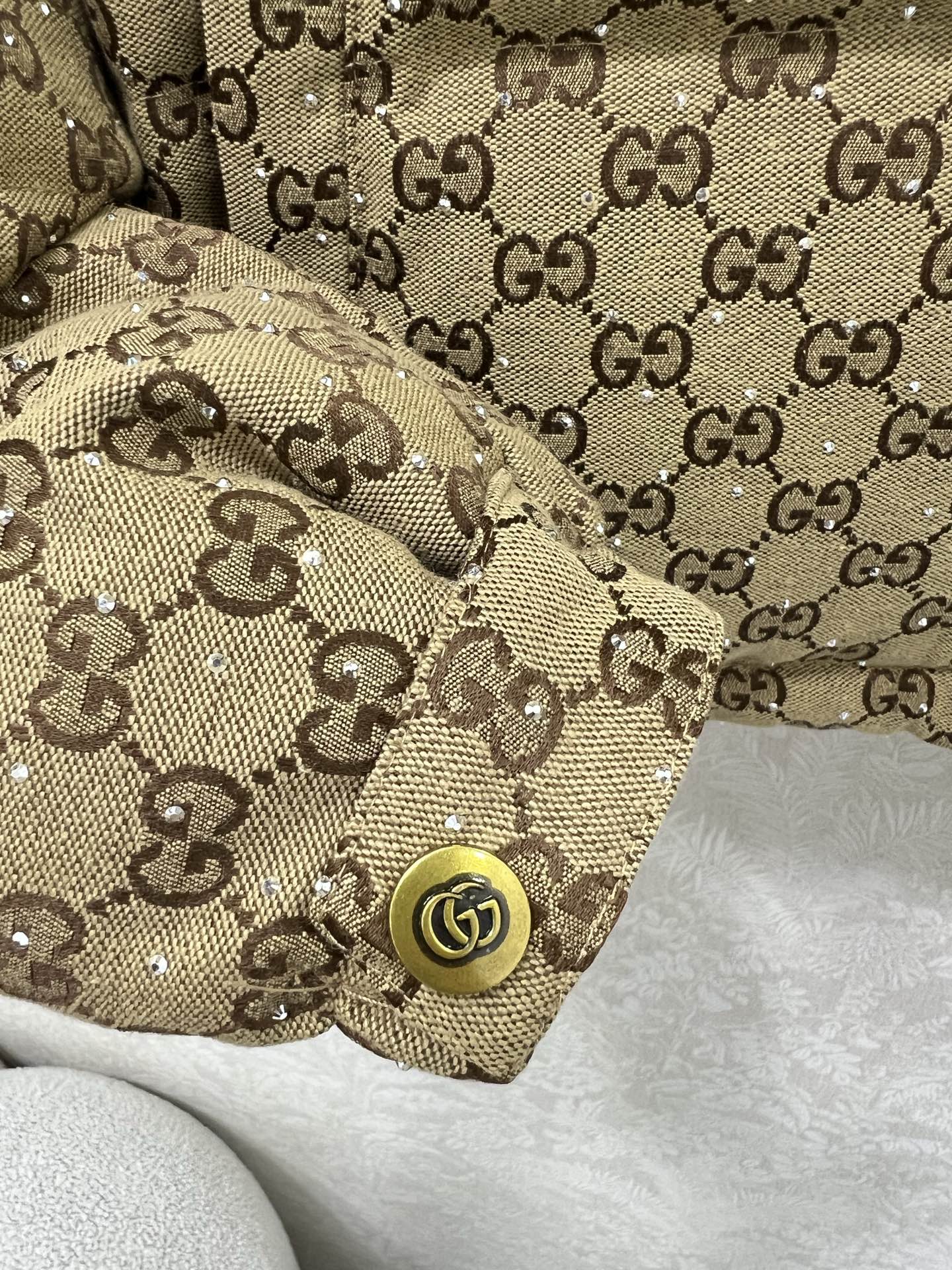 🔥🔥Gucc*25秋冬新款提花烫钻羽绒服 90白鸭绒 满幅双G字母提花连帽羽绒 打造视觉层次感 袖子口袋