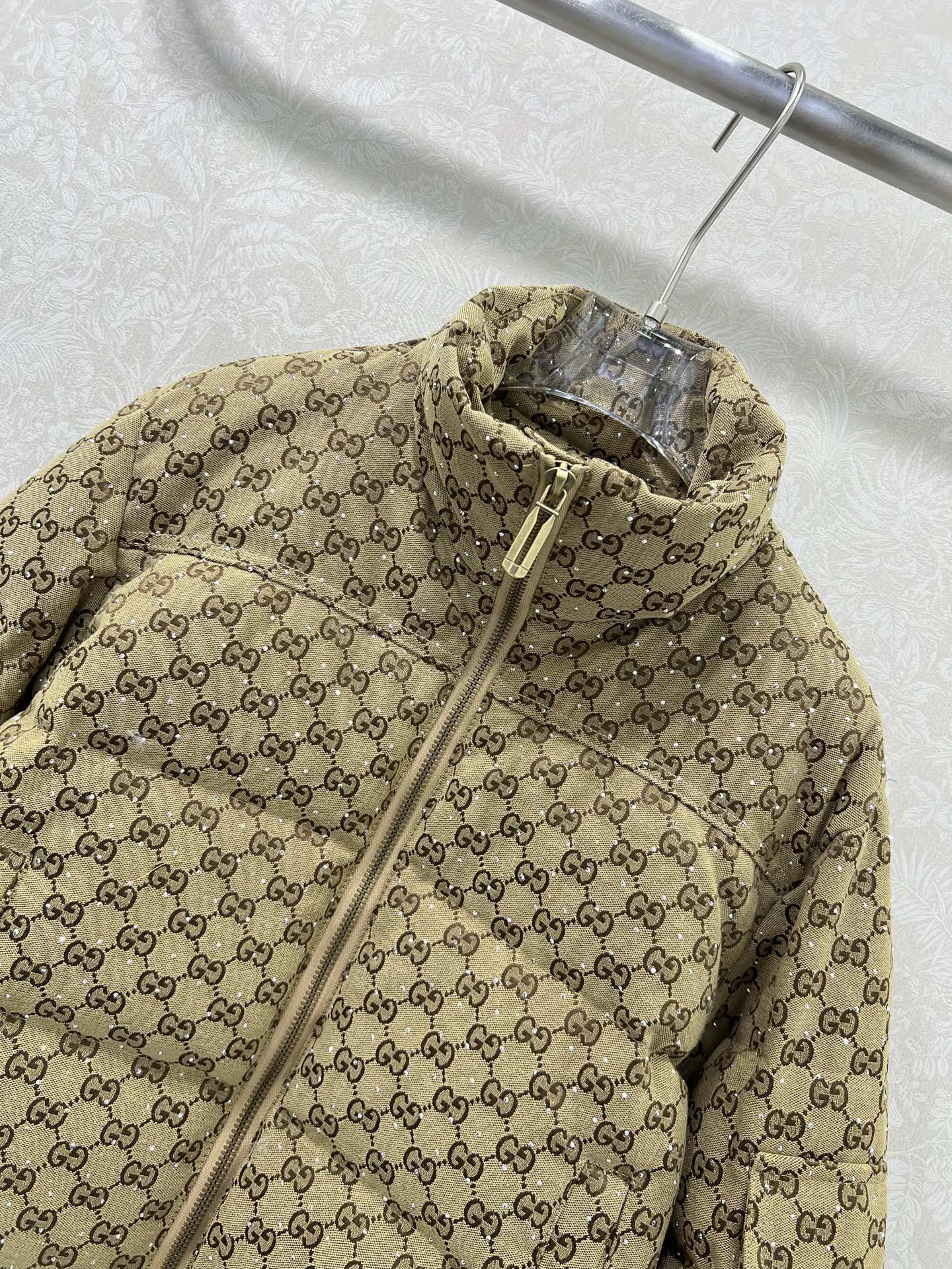 🔥🔥Gucc*25秋冬新款提花烫钻羽绒服 90白鸭绒 满幅双G字母提花连帽羽绒 打造视觉层次感 袖子口袋