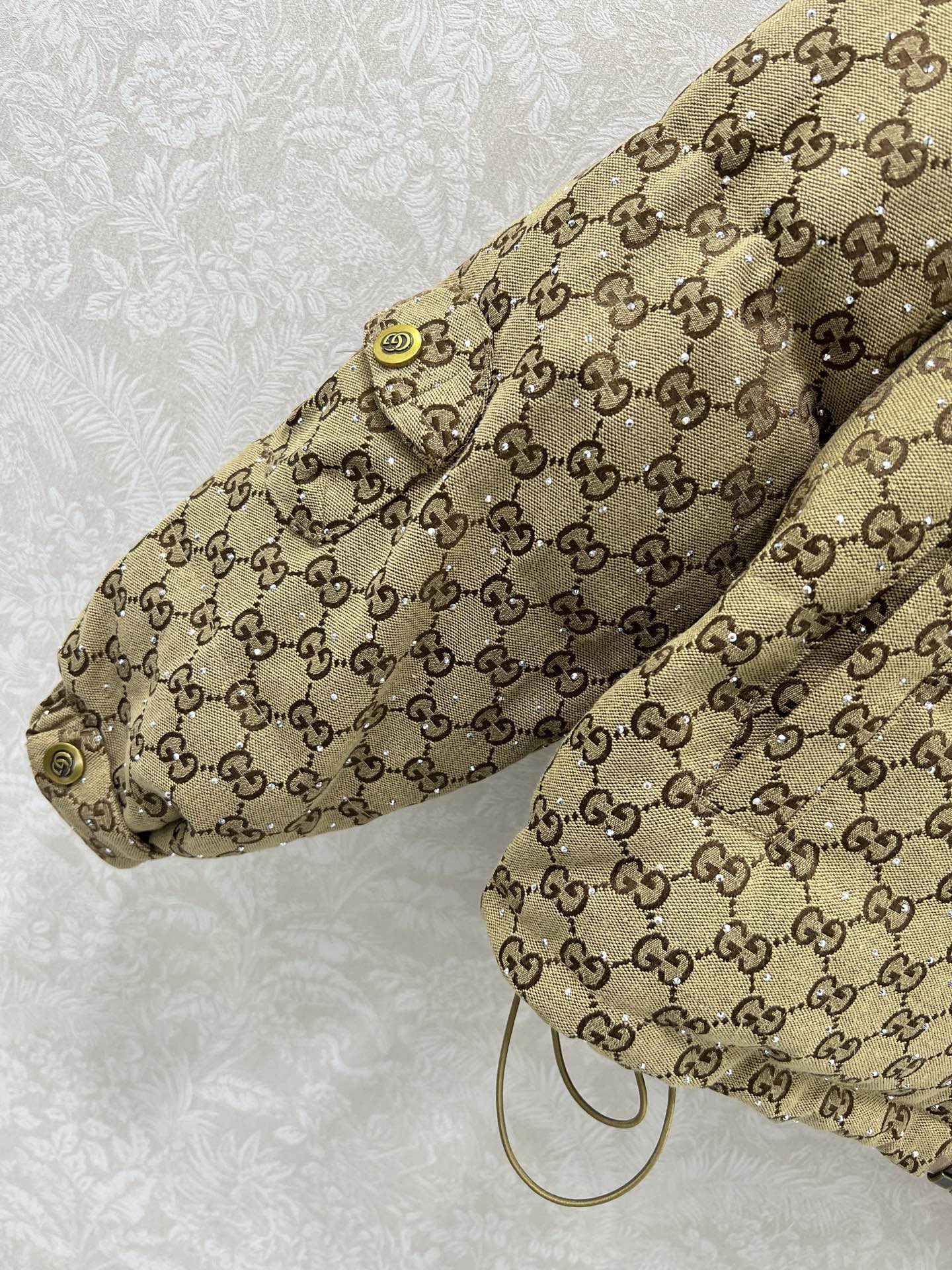 🔥🔥Gucc*25秋冬新款提花烫钻羽绒服 90白鸭绒 满幅双G字母提花连帽羽绒 打造视觉层次感 袖子口袋