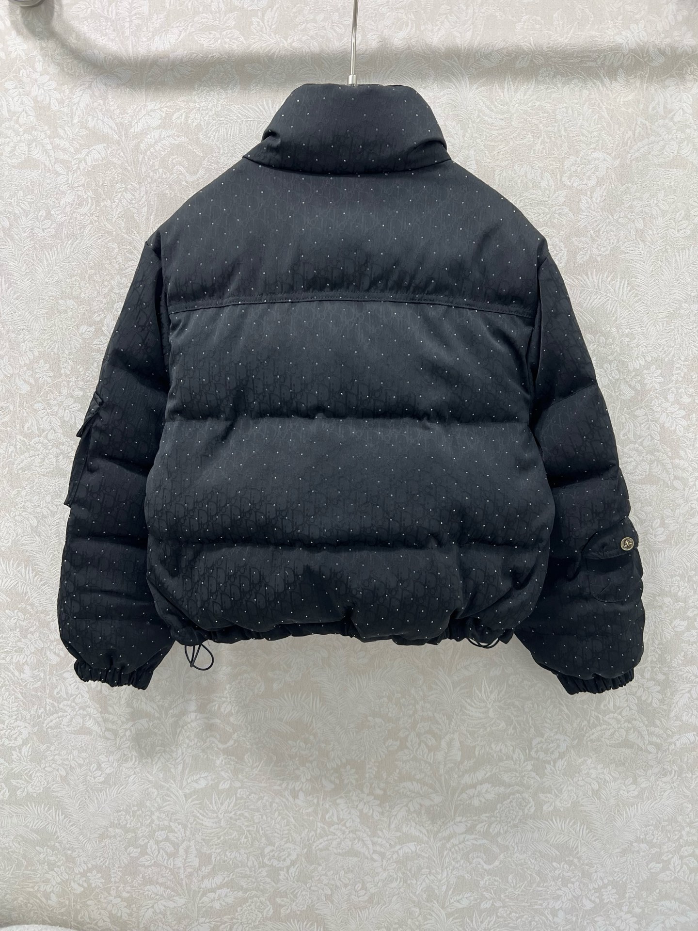 🔥🔥DIO*25秋冬新款暗纹烫钻羽绒服 90白鸭绒 满幅D字母暗纹提花连帽羽绒 打造视觉层次感 袖子口袋