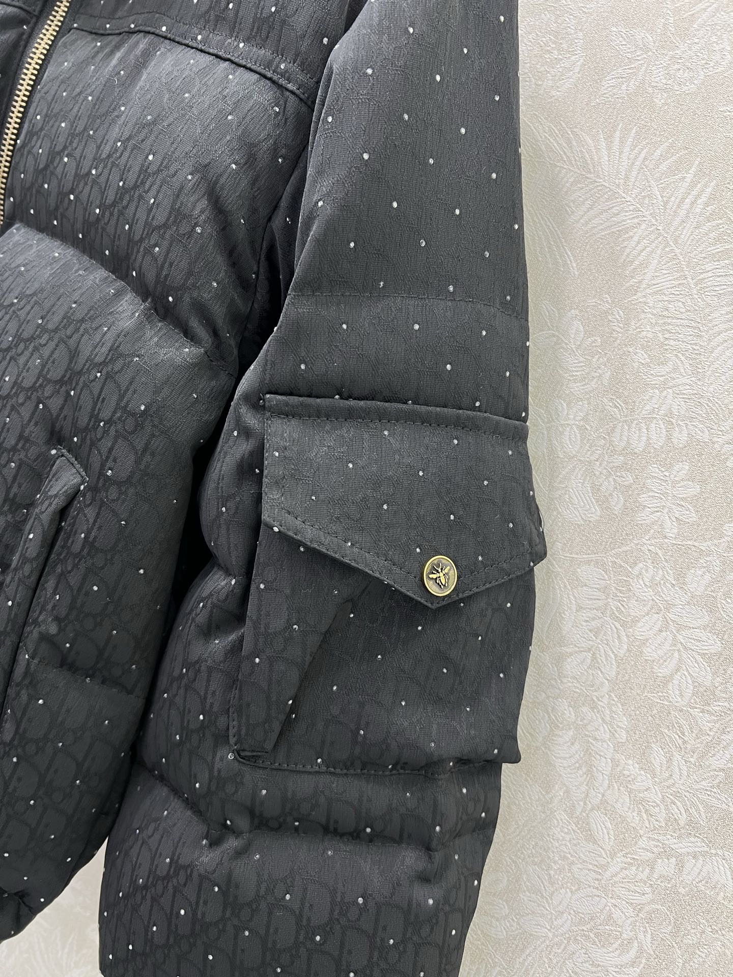 🔥🔥DIO*25秋冬新款暗纹烫钻羽绒服 90白鸭绒 满幅D字母暗纹提花连帽羽绒 打造视觉层次感 袖子口袋