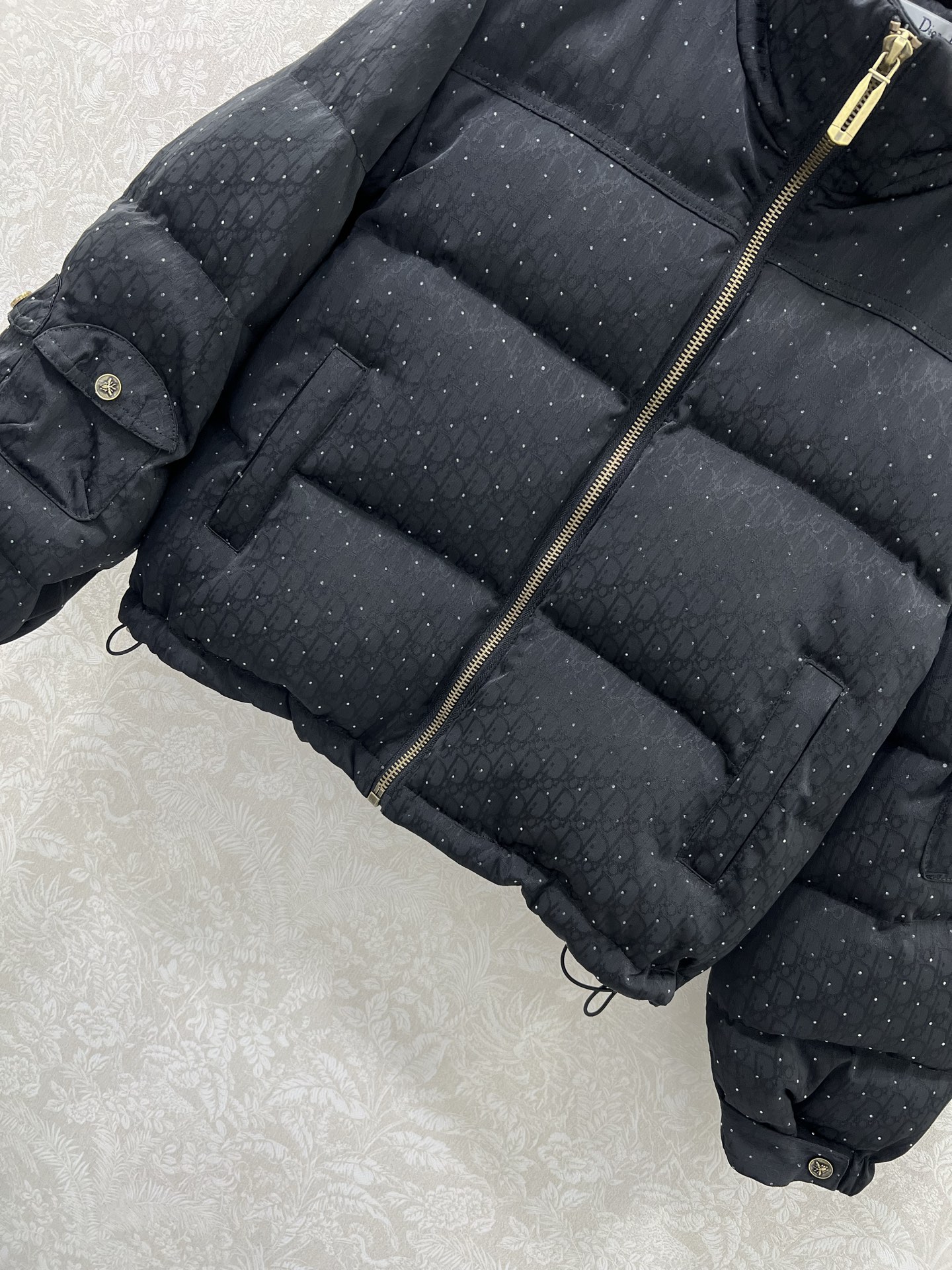 🔥🔥DIO*25秋冬新款暗纹烫钻羽绒服 90白鸭绒 满幅D字母暗纹提花连帽羽绒 打造视觉层次感 袖子口袋