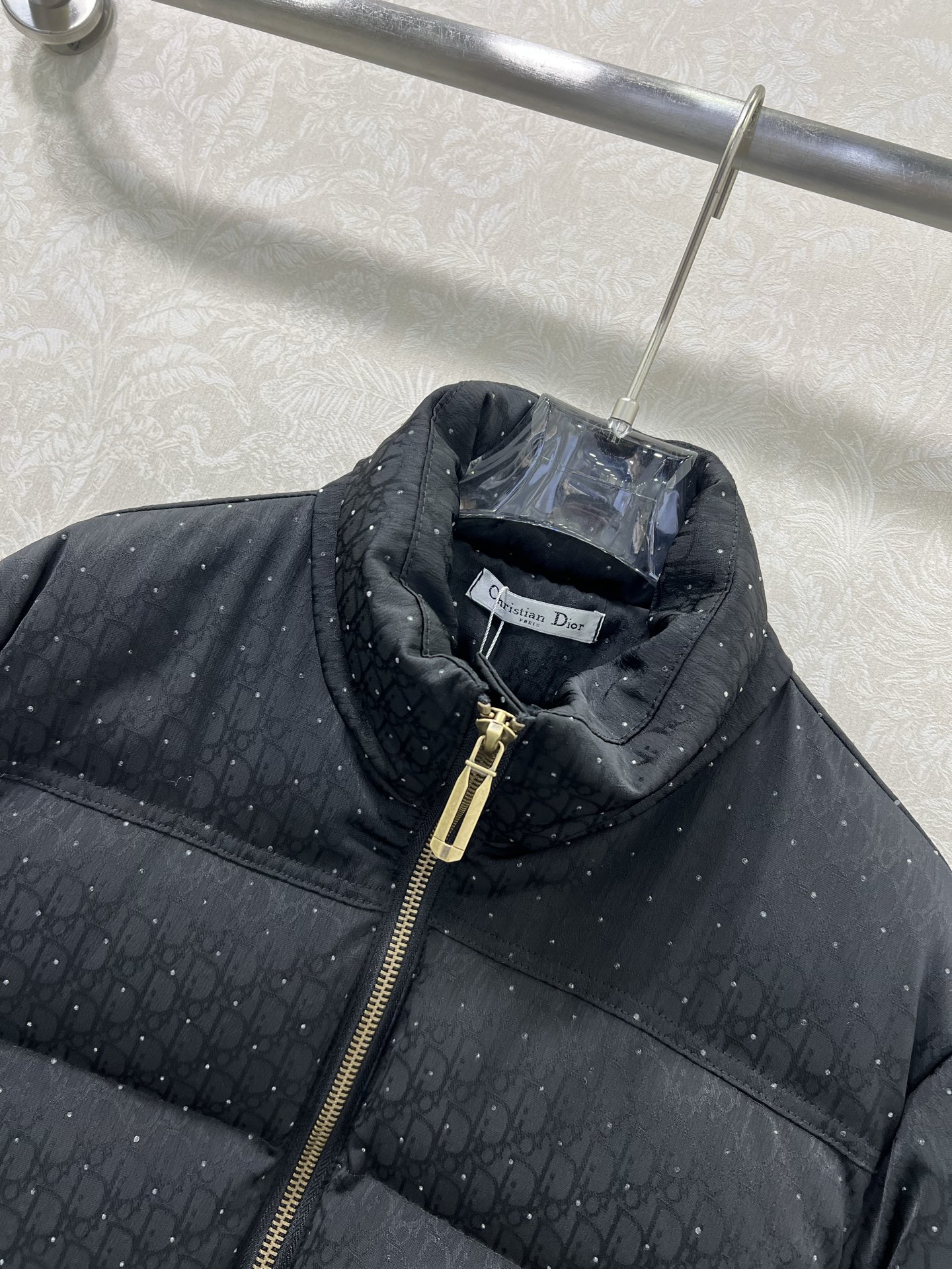 🔥🔥DIO*25秋冬新款暗纹烫钻羽绒服 90白鸭绒 满幅D字母暗纹提花连帽羽绒 打造视觉层次感 袖子口袋