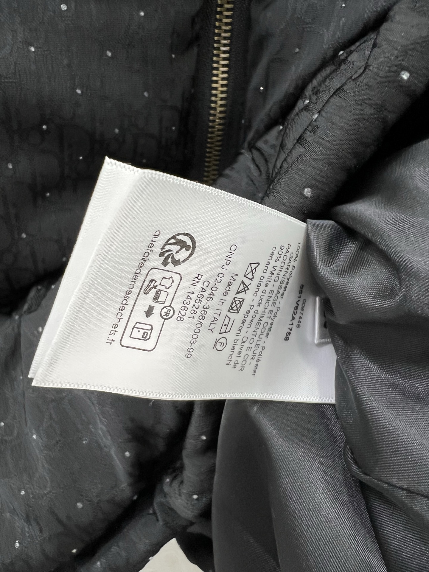 🔥🔥DIO*25秋冬新款暗纹烫钻羽绒服 90白鸭绒 满幅D字母暗纹提花连帽羽绒 打造视觉层次感 袖子口袋