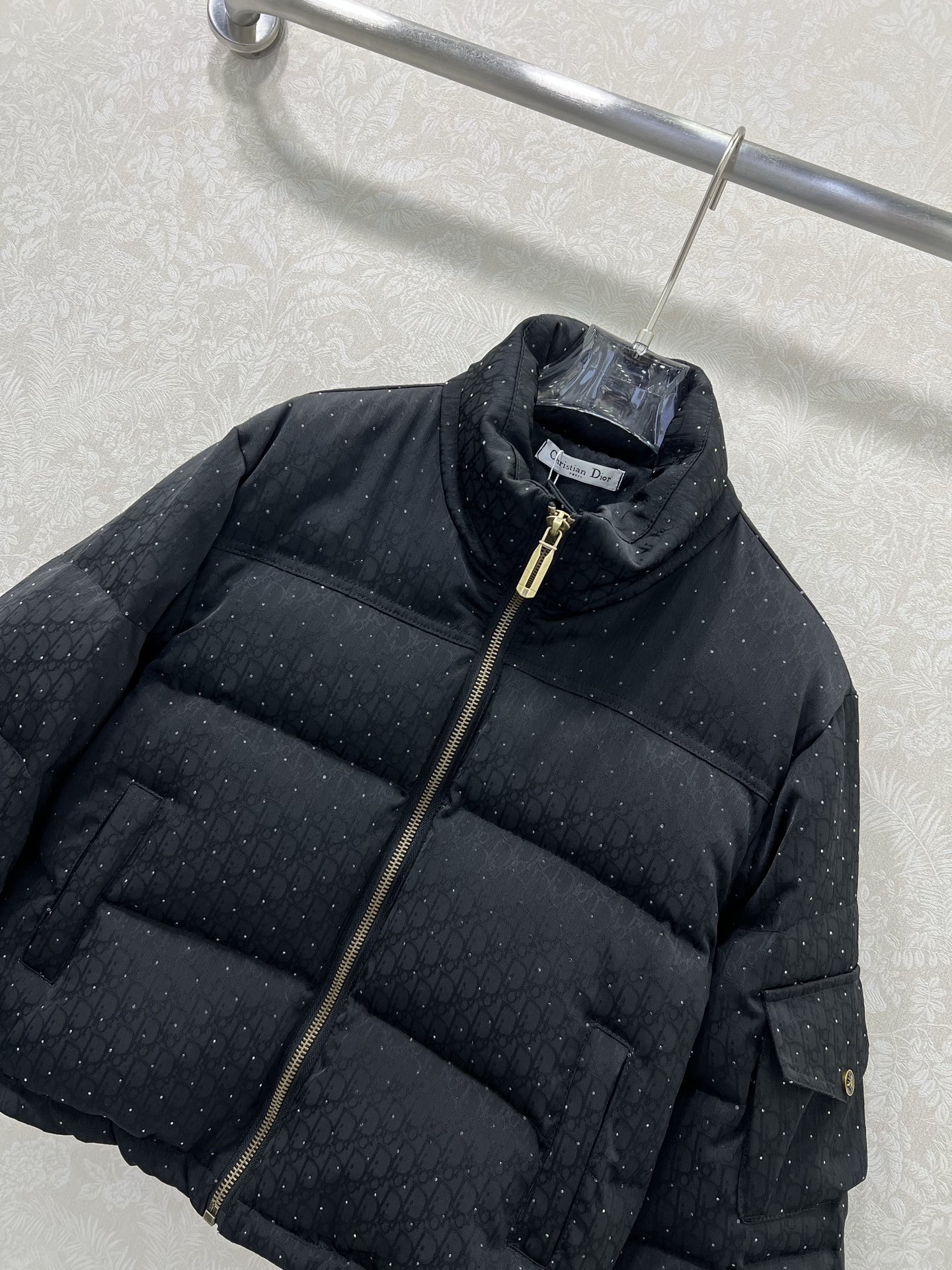 🔥🔥DIO*25秋冬新款暗纹烫钻羽绒服 90白鸭绒 满幅D字母暗纹提花连帽羽绒 打造视觉层次感 袖子口袋