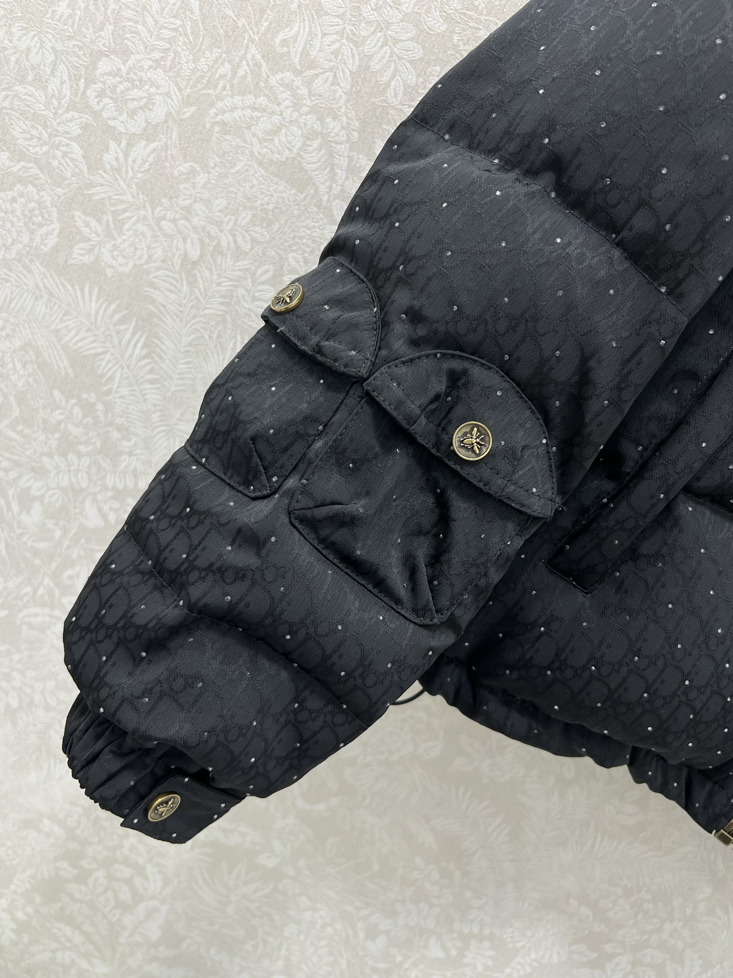 🔥🔥DIO*25秋冬新款暗纹烫钻羽绒服 90白鸭绒 满幅D字母暗纹提花连帽羽绒 打造视觉层次感 袖子口袋