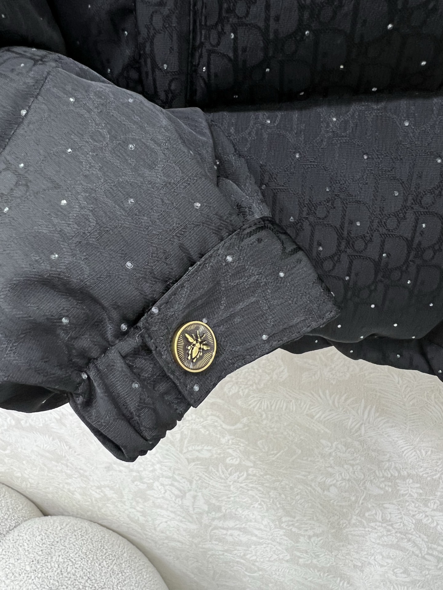 🔥🔥DIO*25秋冬新款暗纹烫钻羽绒服 90白鸭绒 满幅D字母暗纹提花连帽羽绒 打造视觉层次感 袖子口袋